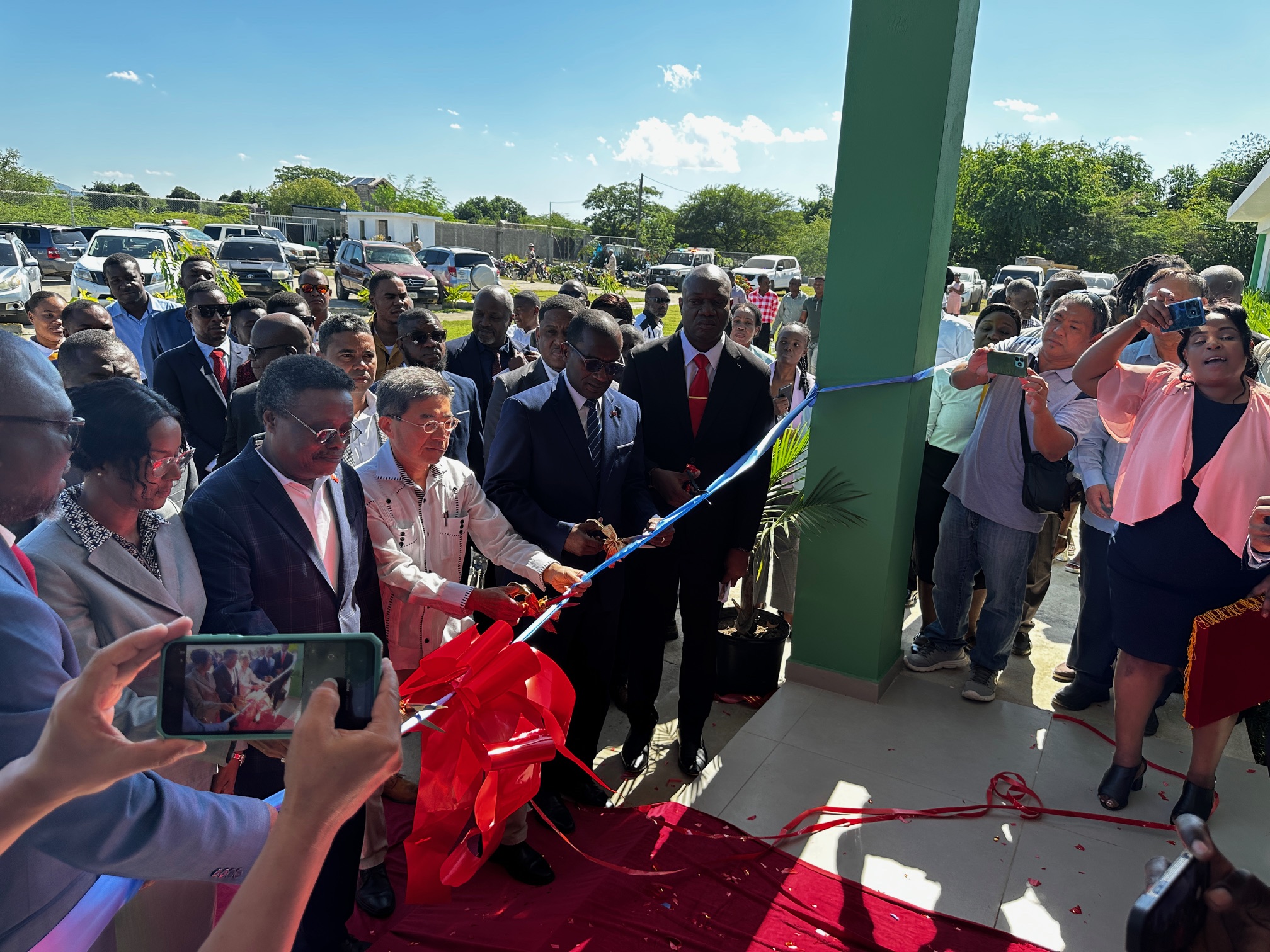 3.胡大使、蔣委員與聖彼得醫院院長共同剪綵