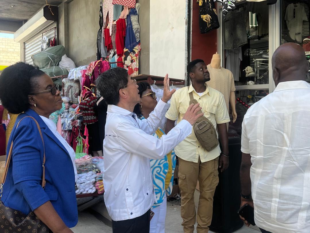 4.胡大使在M-L會長陪同下至Tabarre市商業中心實地參訪