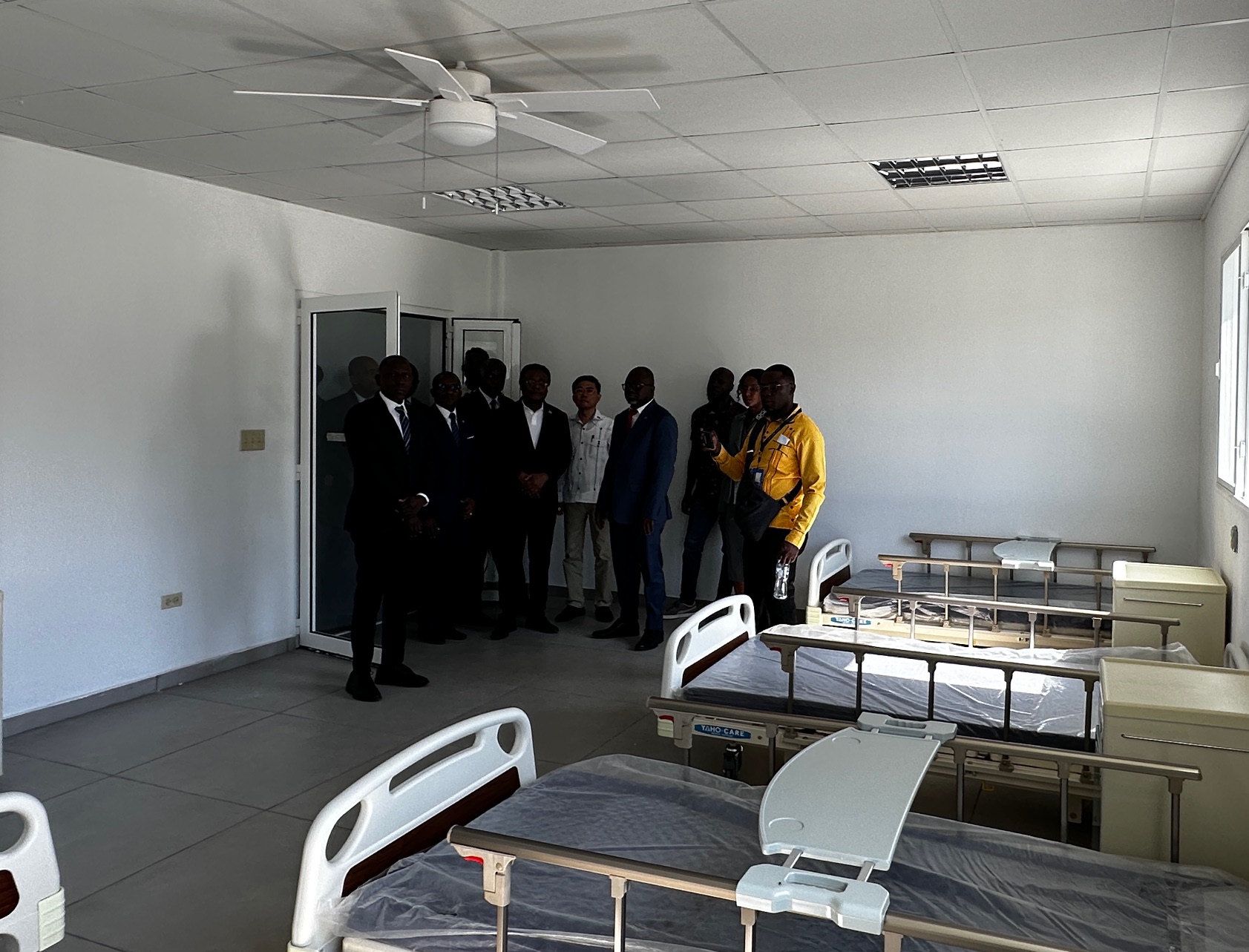 5.胡大使在衛生部東北省主任Dr. Jean Clervain DORSAINVIL引導下參觀醫院