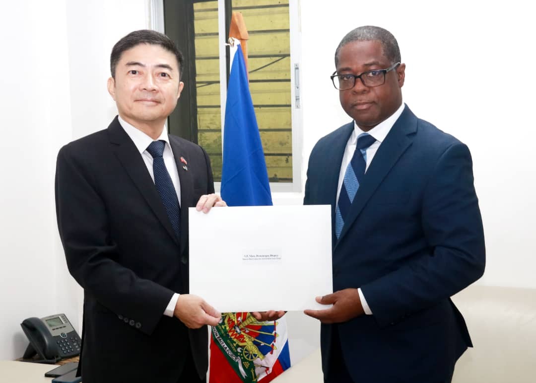 L'Ambassadeur Cheng-Hao HU a présenté la copie figurée de ses lettres de créance à Son Excellence Monsieur Carlos HERCULE, Ministre des Affaires Étrangères a.i. et Ministre de la Justice.