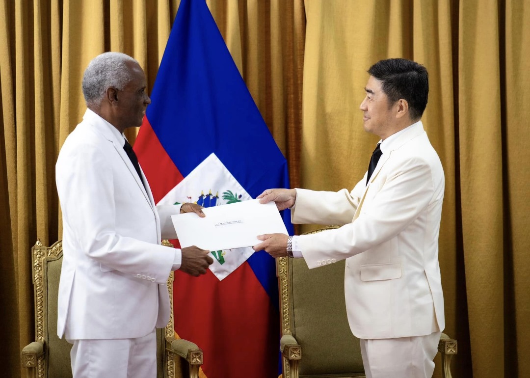 L'Ambassadeur Cheng-hao HU a présenté ses lettres de créance au Président du Conseil Présidentiel de Transition(CPT), M. Edgard LEBLANC FILS, en présence de tous les membres du CPT.