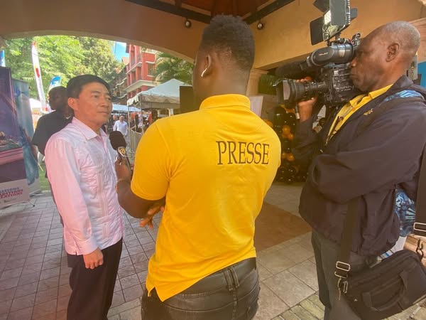 L'ambassadeur Hu a accordé une interview aux médias
