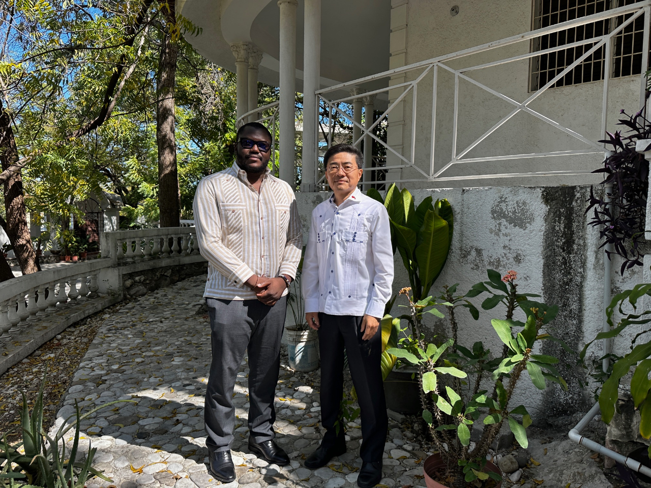 L'Ambassadeur Cheng-Hao-HU a rendu une visite de courtoisie au nouveau Ministre de l'Environnement de la République d'Haïti, Valéry FILS-AIMÉ dans le but d'échanger sur la coopération actuelle en matière d'environnement et de développement durable, ainsi que sur les projets futurs.
