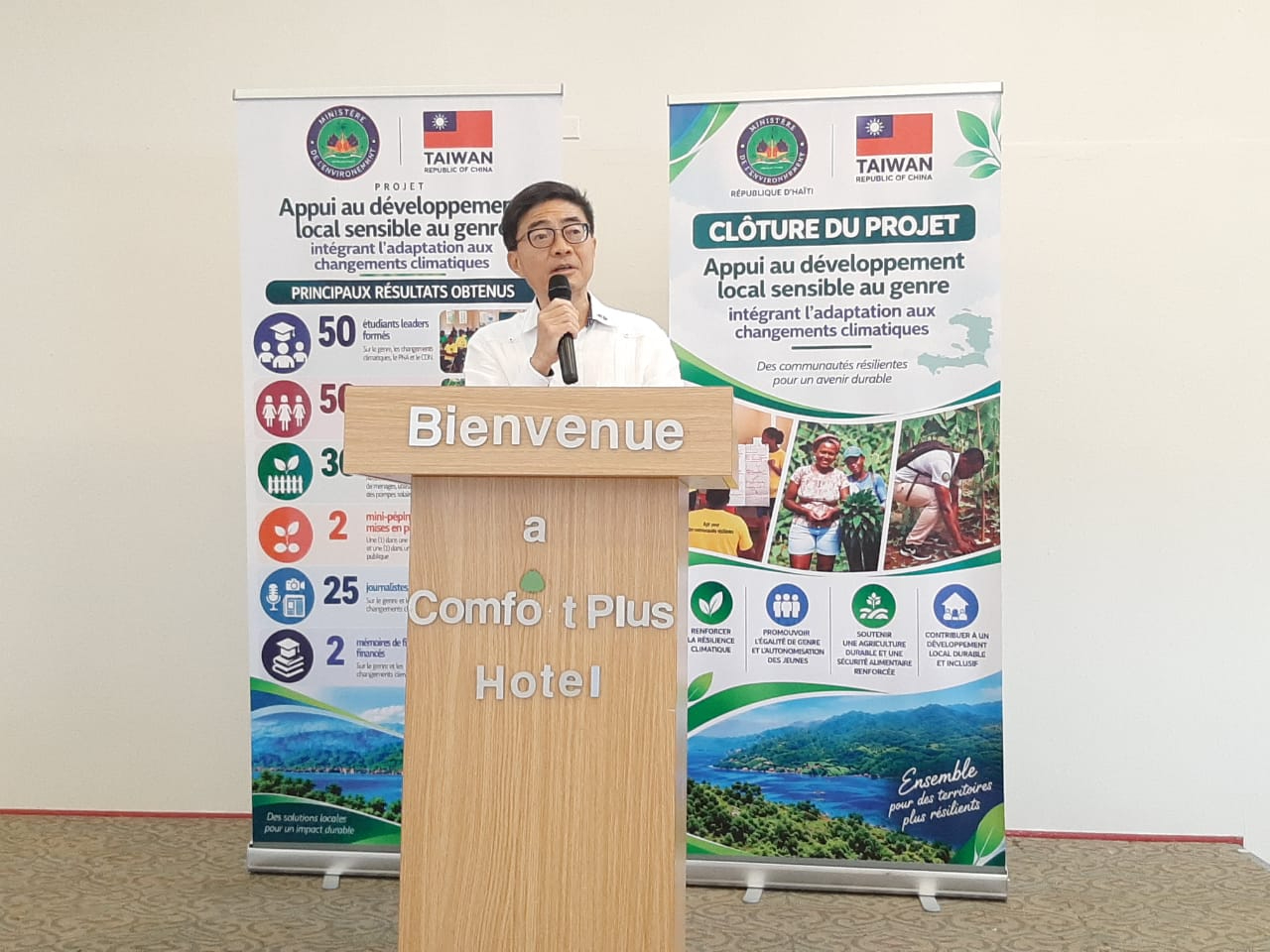 L’Ambassadeur Hu a déclaré que le projet d'“Appui au développement local sensible au genre intégrant l’adaptation aux changements climatiques” témoigne de l’amitié et de la solidarité sincères entre les peuples taïwanais et haïtien, et a réaffirmé l’engagement du gouvernement taïwanais à soutenir le développement durable d’Haïti par le biais de projets concrets.