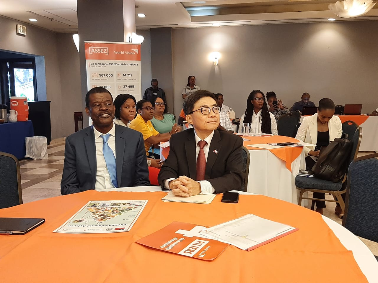 L’Ambassadeur Hu a échangé des points de vue avec le Dr. Lesly Margel MICHAUD, président de World Vision International Haïti, lors de cette rencontre.