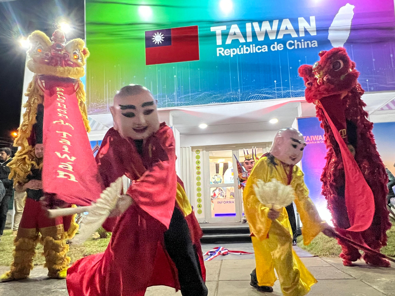 台灣館開幕儀式上舞獅表演歡迎來賓參觀。