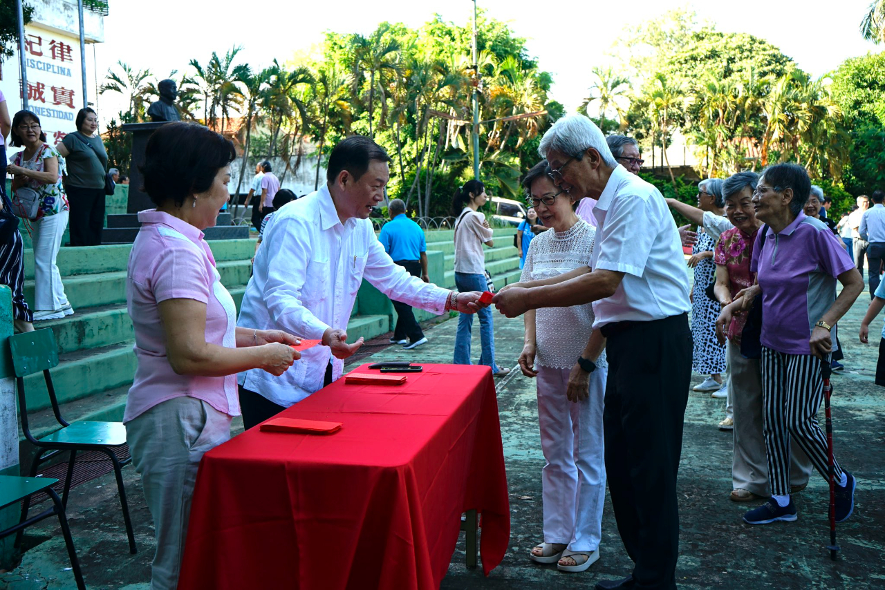 Embajador José Chih-Cheng Han y la presidente de la comunidad taiwanesa en Asunción, Mei-Kuei Tang Ku, compartieron la tradición del Sobre Rojo, entregándolo con cariño a niños y mayores