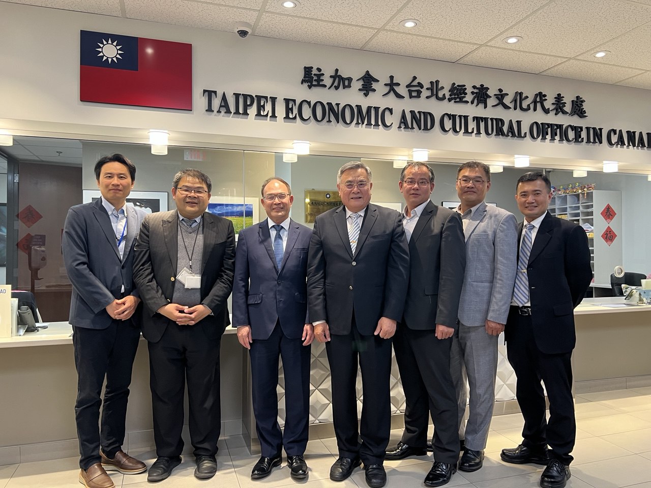 歡迎李偉賢董事長率領亞航團隊赴渥京進行商業交流，並來本處拜會且與代表曾厚仁大使及科技組與經濟組同仁合影