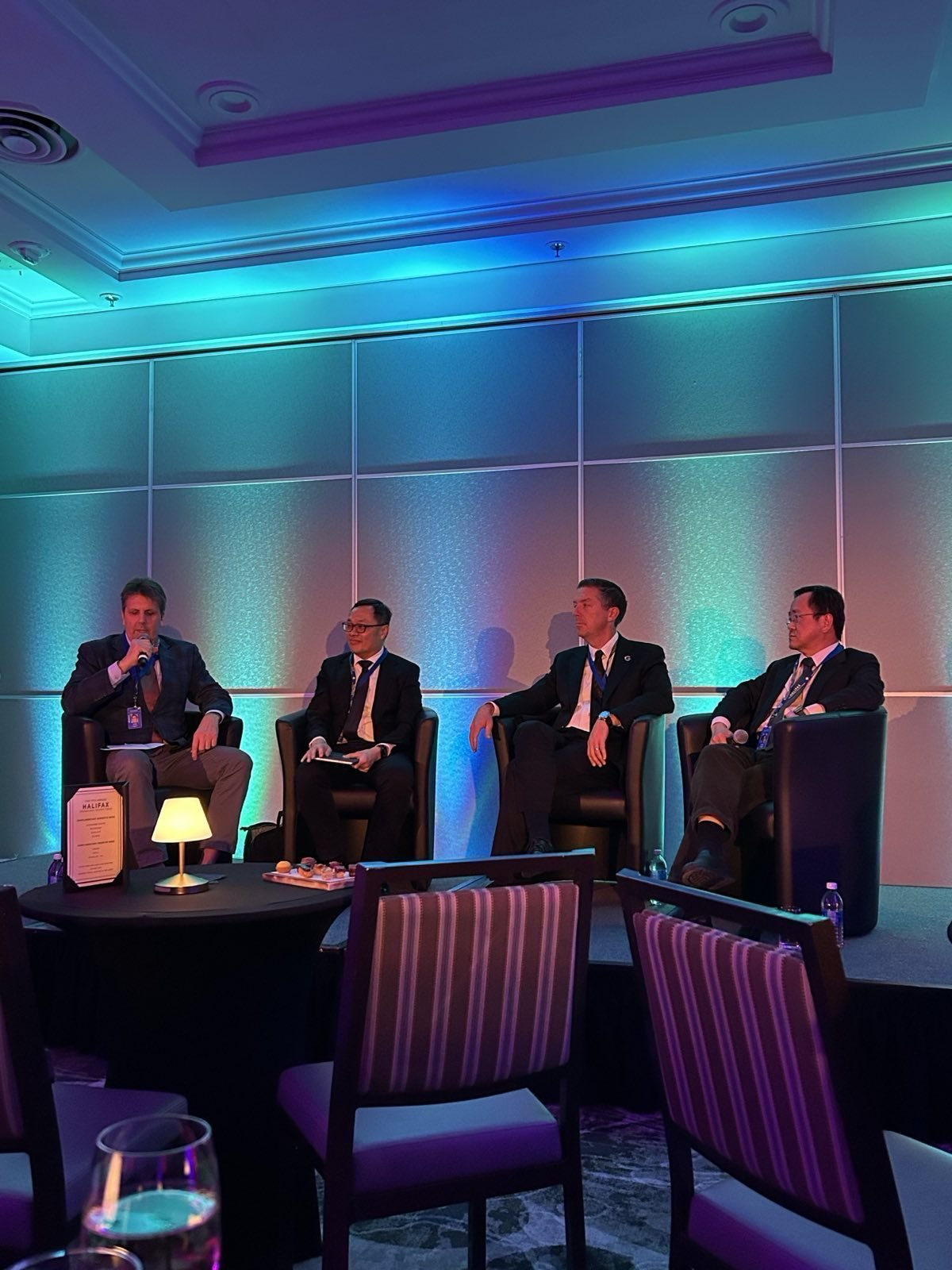 外交部政務次長陳明祺出席論壇「燭光夜談」場次，與倫敦大學亞非學院中國研究所主任曾銳生及Google Cloud國際安全合作部門主管Christopher Porter同場與談