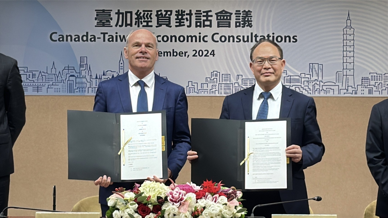 The Mutual Recognition Arrangement (MRA) of Authorized Economic Operator Program (AEO) and Partners in Protection Program (PIP) between Taiwan and Canada was signed at the 20th Annual Canada-Taiwan Economic Consultations held in Taipei on December 5, 2024. Through the Arrangement, exporters awarded AEO and PIP status from Taiwan and Canada can both enjoy preferential treatment during border clearance.
The Arrangement was signed by Representative Harry Tseng of the Taipei Economic and Cultural Office in Canada and Executive Director Jim Nickel of the Canadian Trade Office in Taipei, while it was witnessed by Taiwan’s Deputy Economic Minister Chern-Chyi Chen and Deputy Director General Shu-Zhen Shu of Taiwan Customs Administration, as well as high-ranking officials from Canadian government.