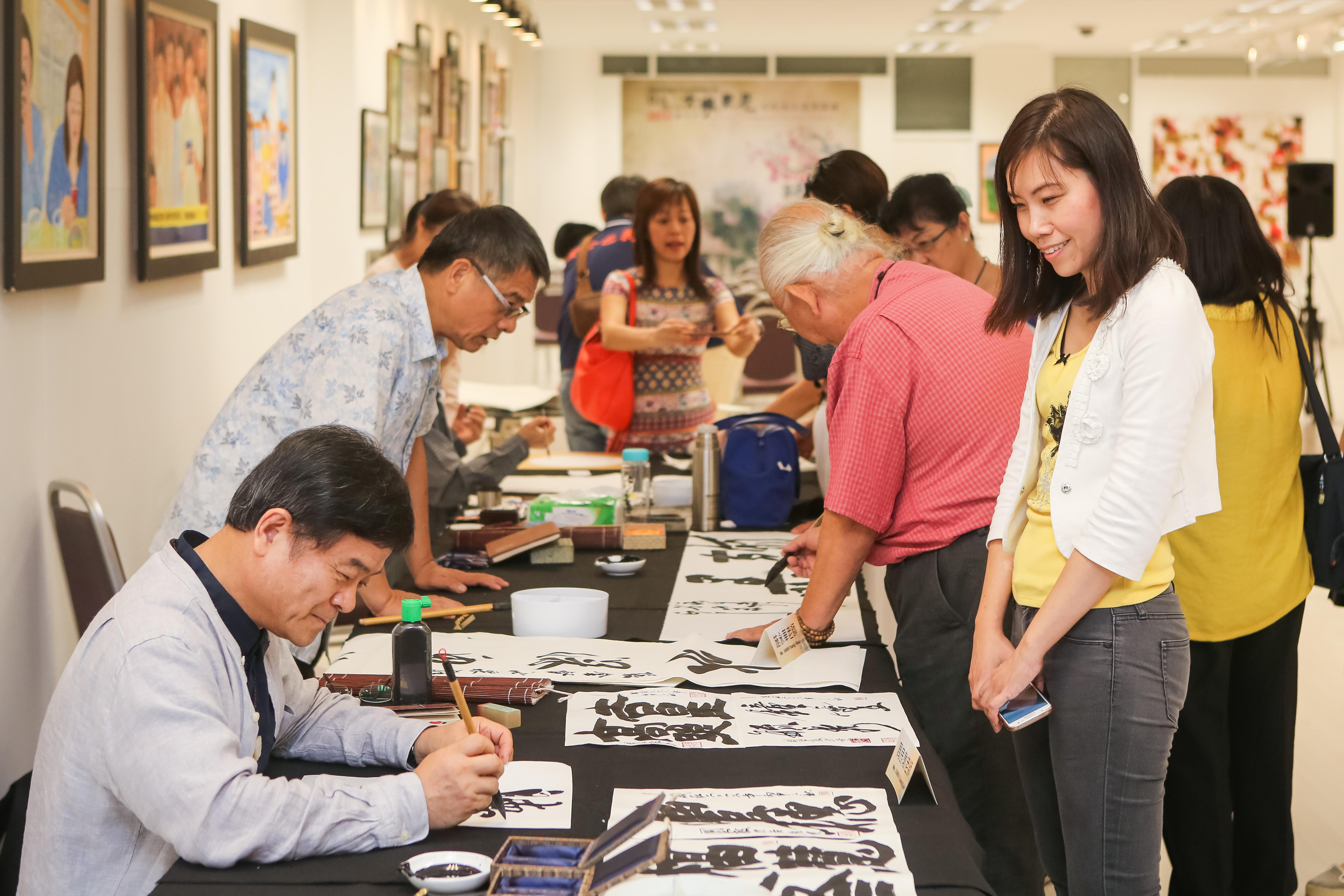 Empat artis Taiwan mempamerkan karya seni mereka yang amat unik dalam sesi demonstrasi kaligrafi dan lukisan Cina.

