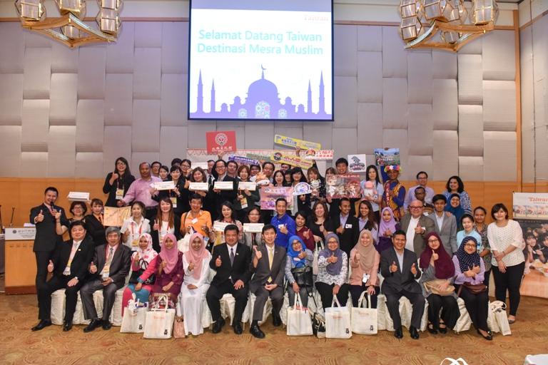 Gambar kenangan delegasi Biro Pelancongan Taiwan dan agensi pelancongan yang menghadiri Taiwan Tourism Workshop for Muslim
