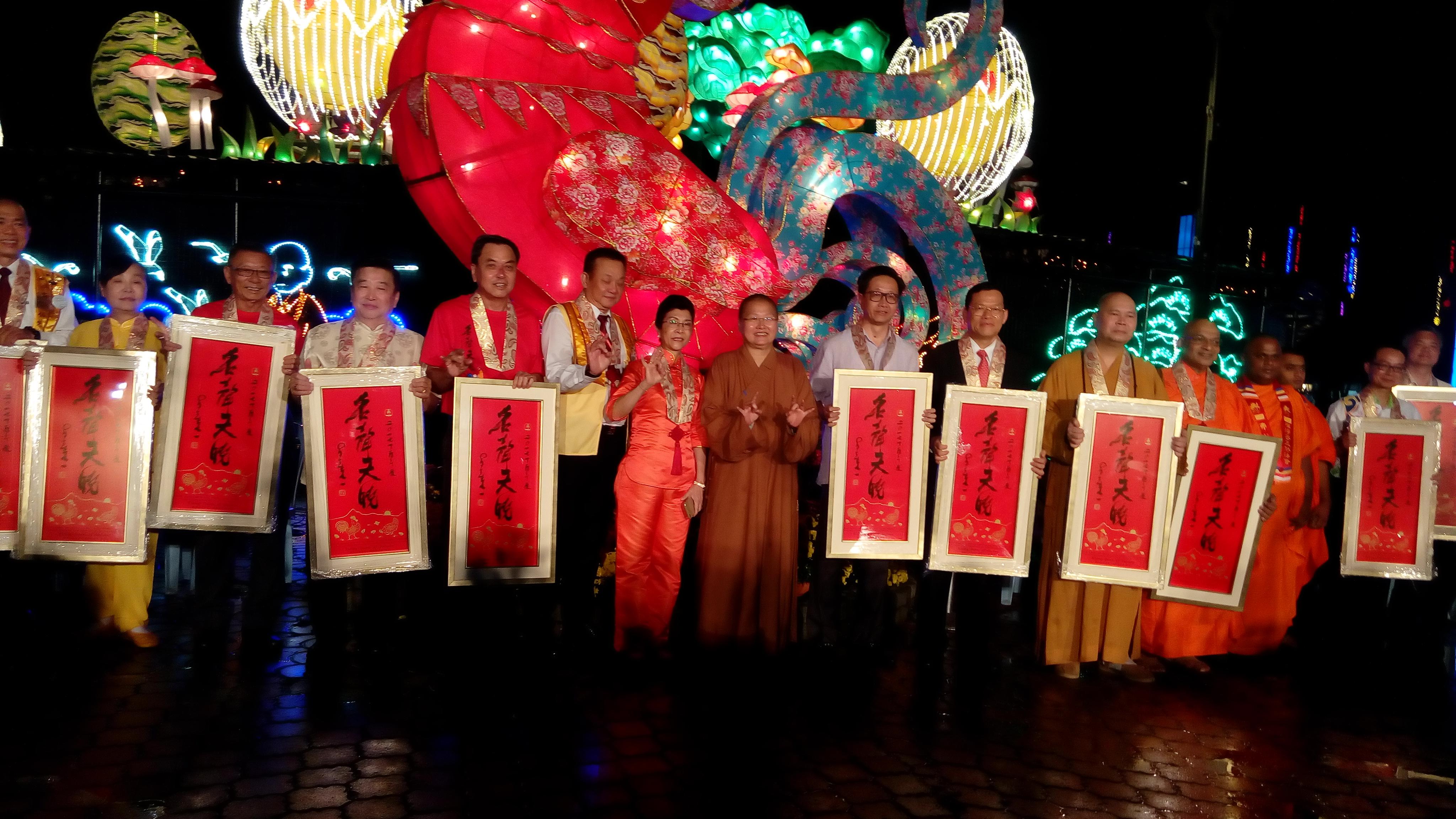 Fo Guang Shan (FGS) Dong Zen Temple Malaysia menghadiahkan sebuah syair Spring perayaan kepada Wakil Chang, James Chi- ping (lima dari kanan) dan mengambil gambar untuk VIP.
