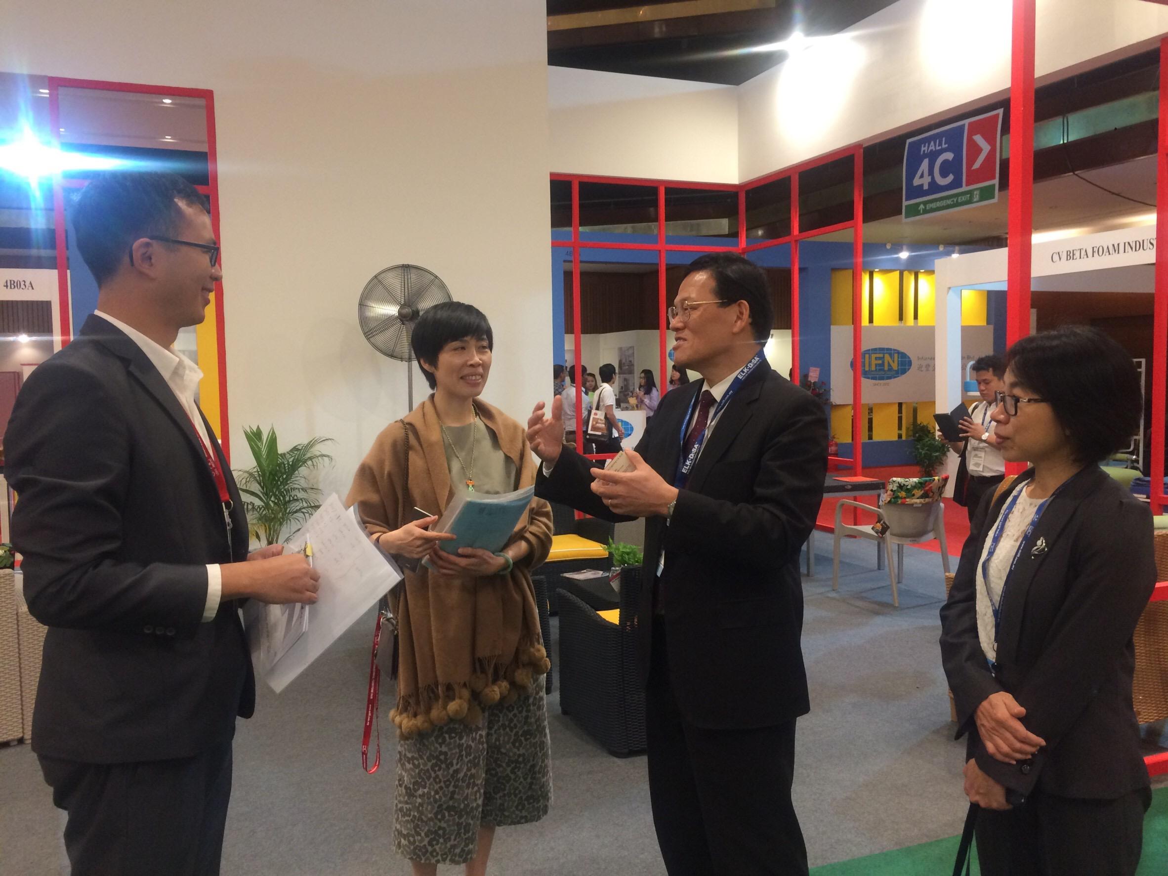  Wakil Chang, James Chi-ping melawat Malaysian International Furniture Fair (MIFF) di Putra World Trade Centre (PWTC) pada Mac 9, 2017.
