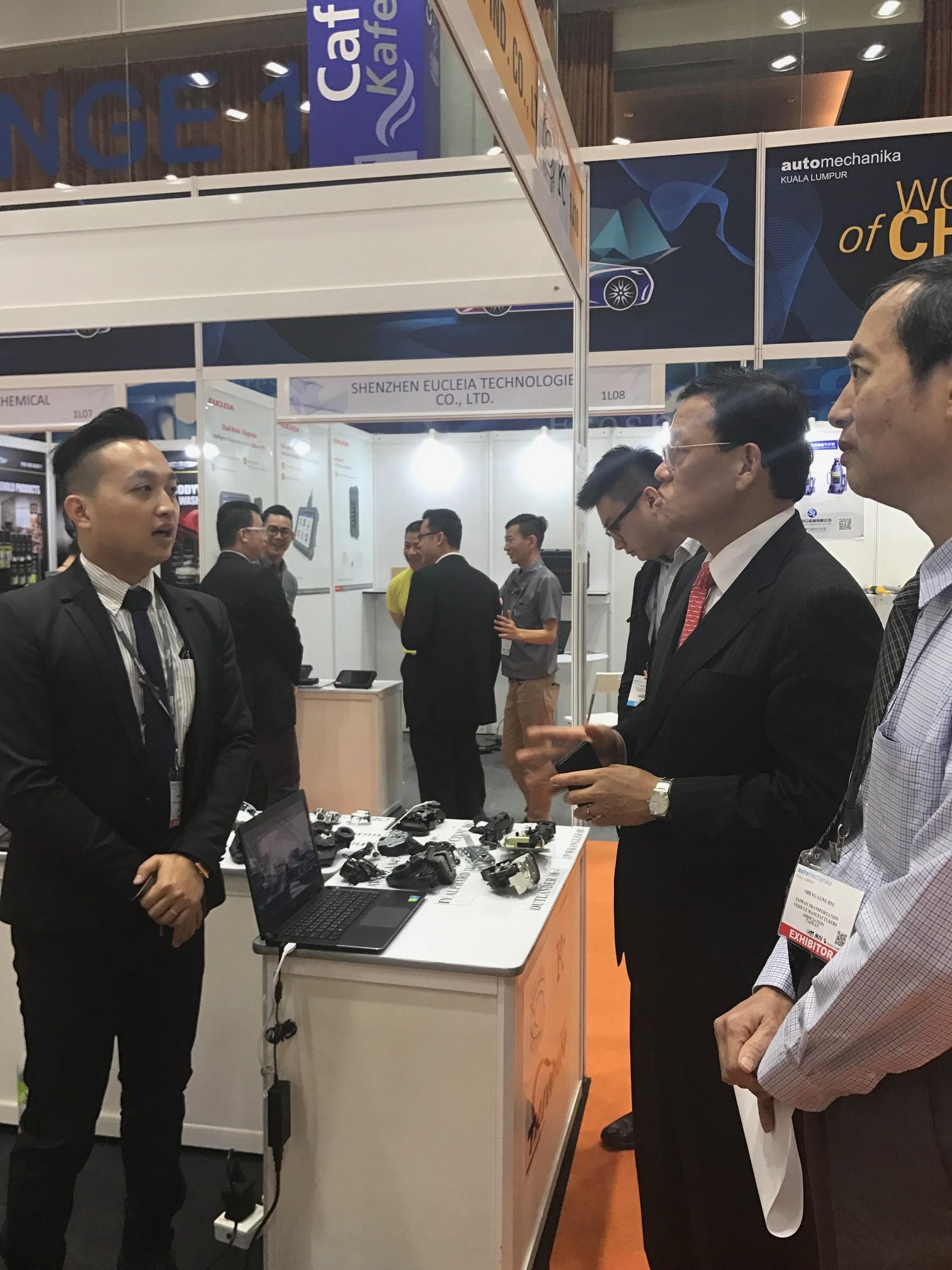  Wakil Chang, James Chi-ping melawat 2017 Automechanika Kuala Lumpur (AMKL) di Kuala Lumpur Convention Centre (KLCC) pada Mac 24, 2017.
