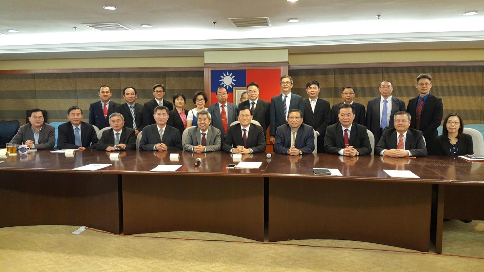 Wakil Chang, James Chi- ping  (lima dari kanan) ,  Presiden Chin Chee Kong dan orang lain  mengambil gambar.