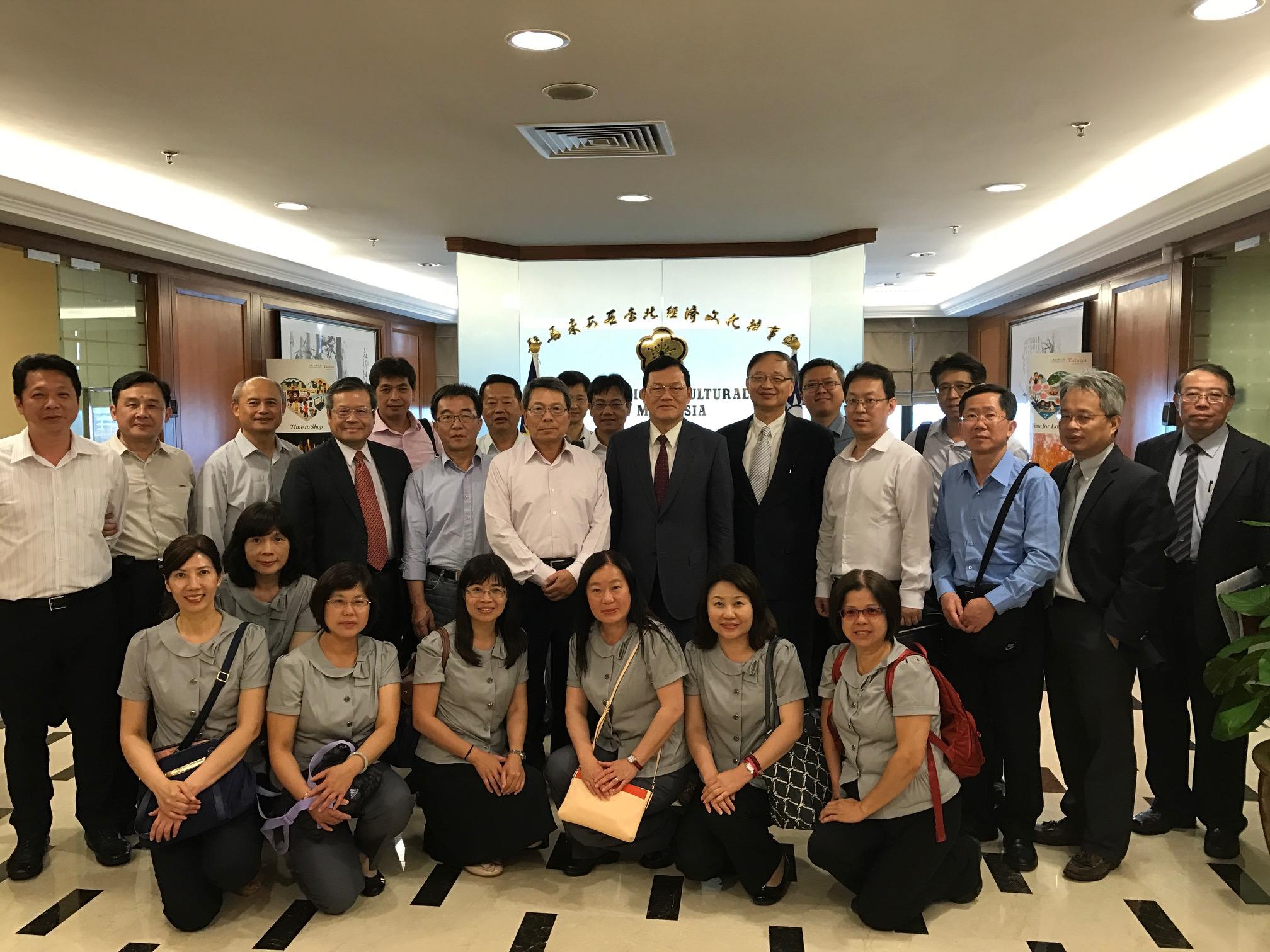 
Wakil Chang, James Chi-ping (tujuh dari kiri di belakang) menjemput Encik Chang Shih-Chen, Secretary-General of Taichung City Council (enam dari kiri di belakang) pada 13 April 2017.