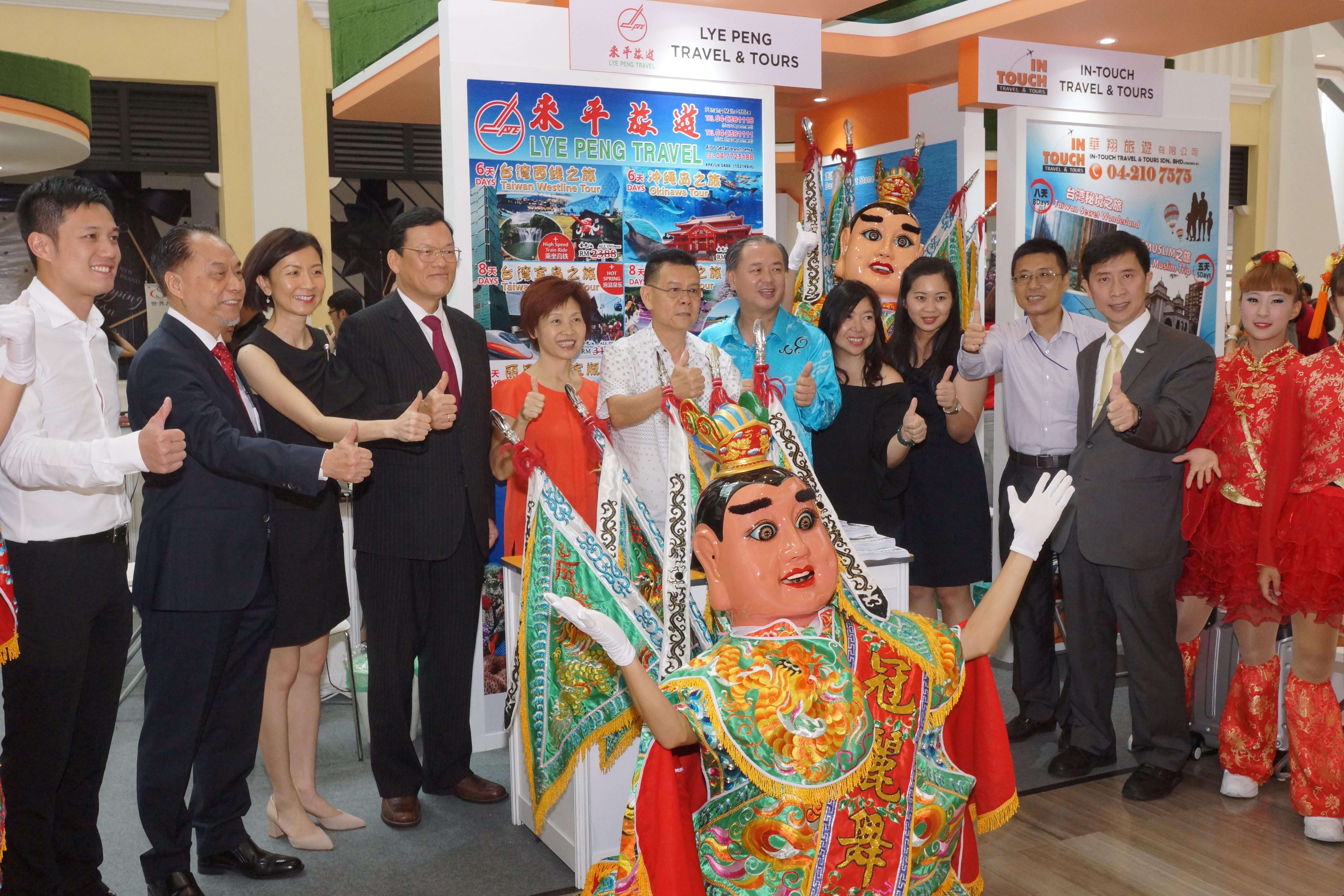 Wakil  Chang, James Chi-ping (Emapt dari kiri)  melawat 「2017 Lohas Taiwan Travel Expo」 pada 5 Mei 2017