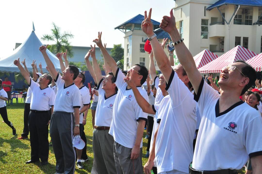 Wakil Chang, James Chi-ping (barisan hadapan, empat dari kiri) dan Timbalan Wakil Michael S.Y. Yiin (dua dari kiri) mengambil gambar berkumpulan bersama wakil-wakil dari pihak Chinese Taipei School (Kuala Lumpur ) selepas Majlis Perasmian Sambutan Ulang Tahun ke-26 dan Hari Sukan Sekolah pada 1 Mei 2017.