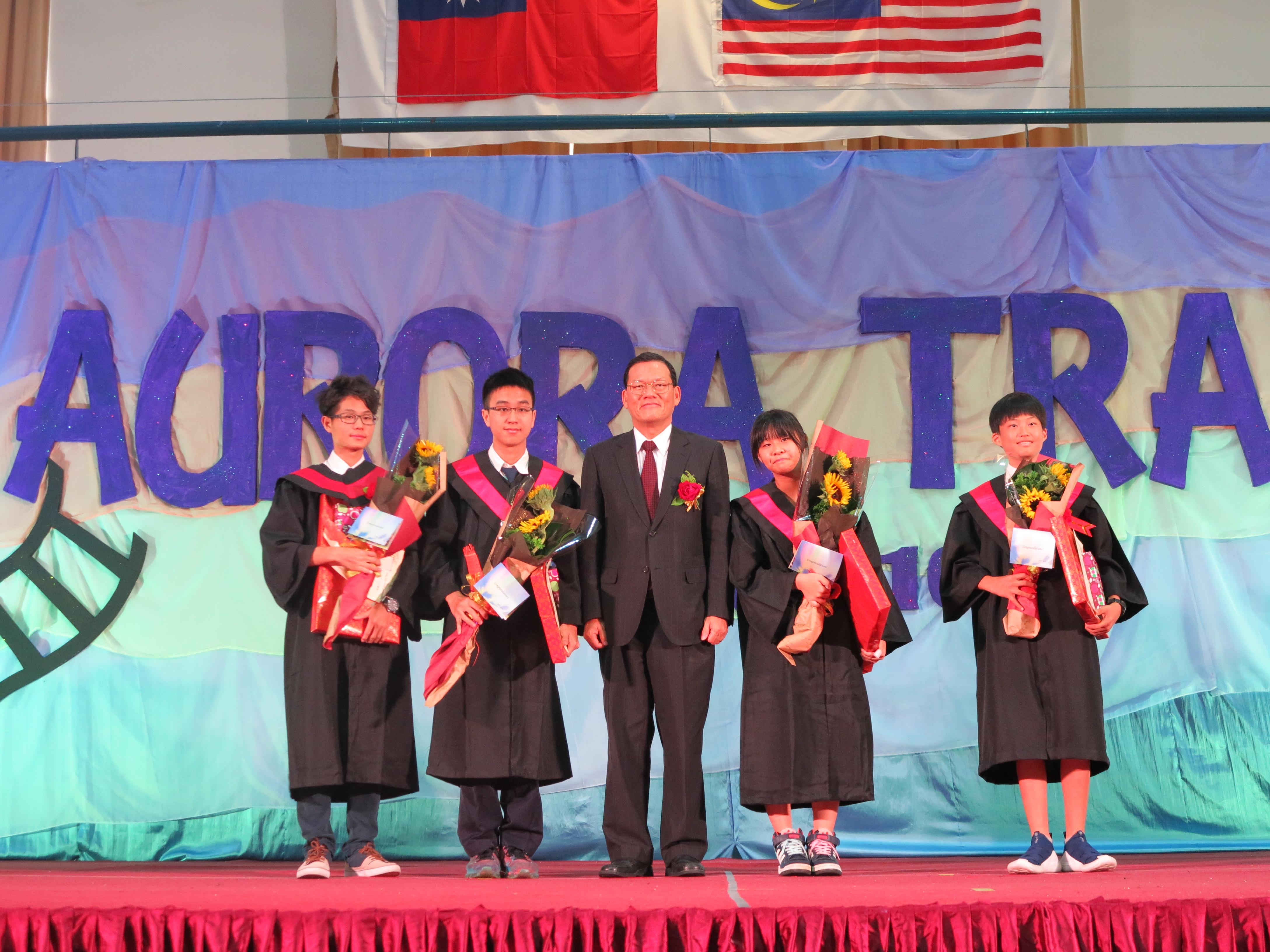  Wakil Chang, James Chi-ping (tengah) mengambil gambar dengan murid-murid selepas upacara penyampaian hadiah.