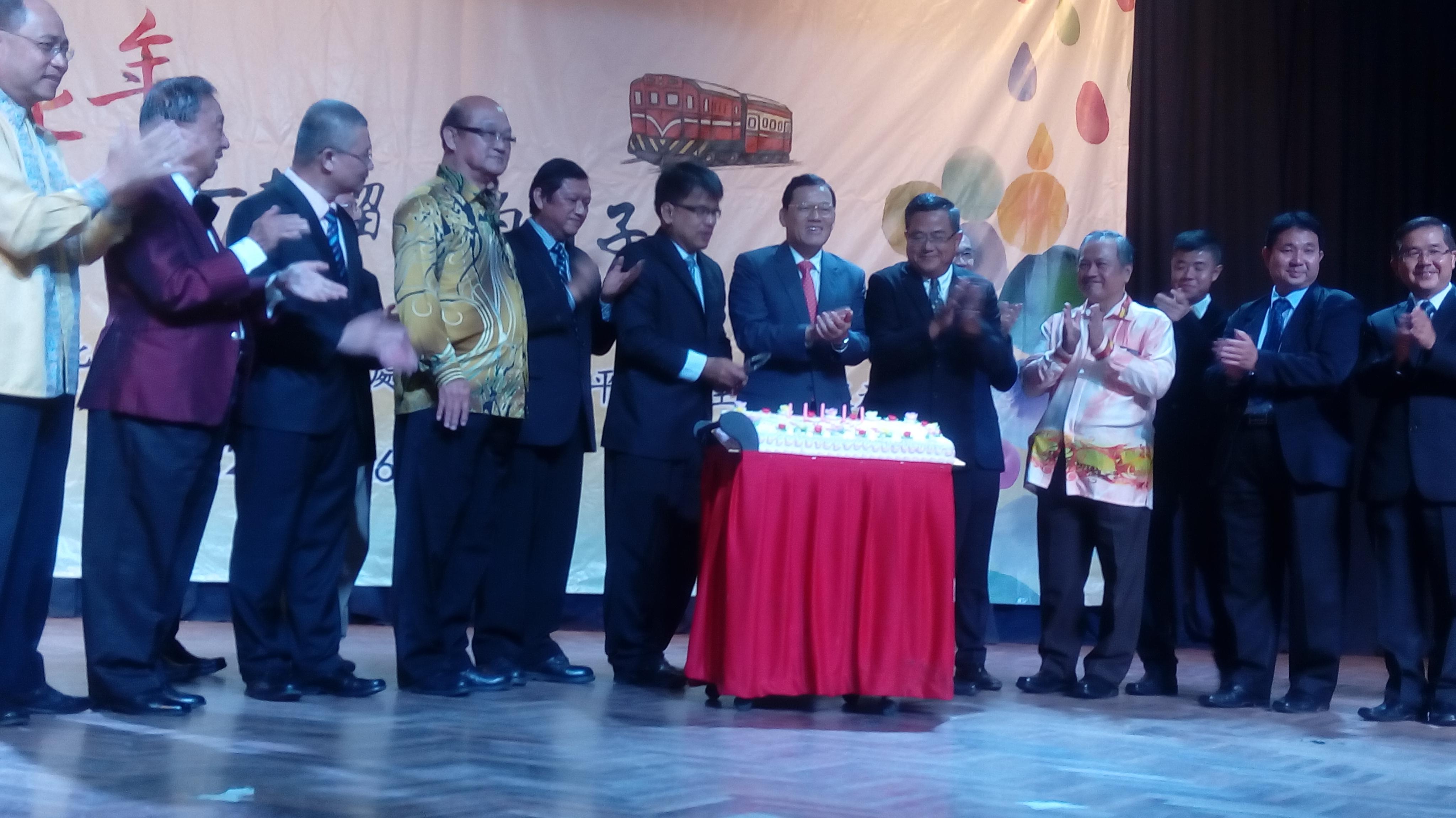 Wakil Chang, James Chi-ping (keenam kanan) untuk meraikan Persatuan Alumni Universiti Taiwan Negeri Sembilan ulang tahun ke-53 dengan VIP.