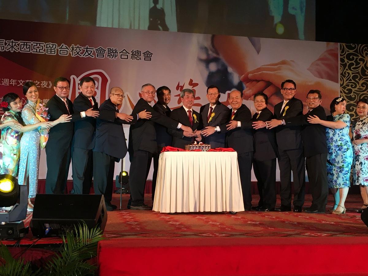 Wakil Chang, James Chi- ping (ketujuh  kanan) dan President Chin Chee Kong (kelapan kiri) majlis pemotongan kek dengan VIP.