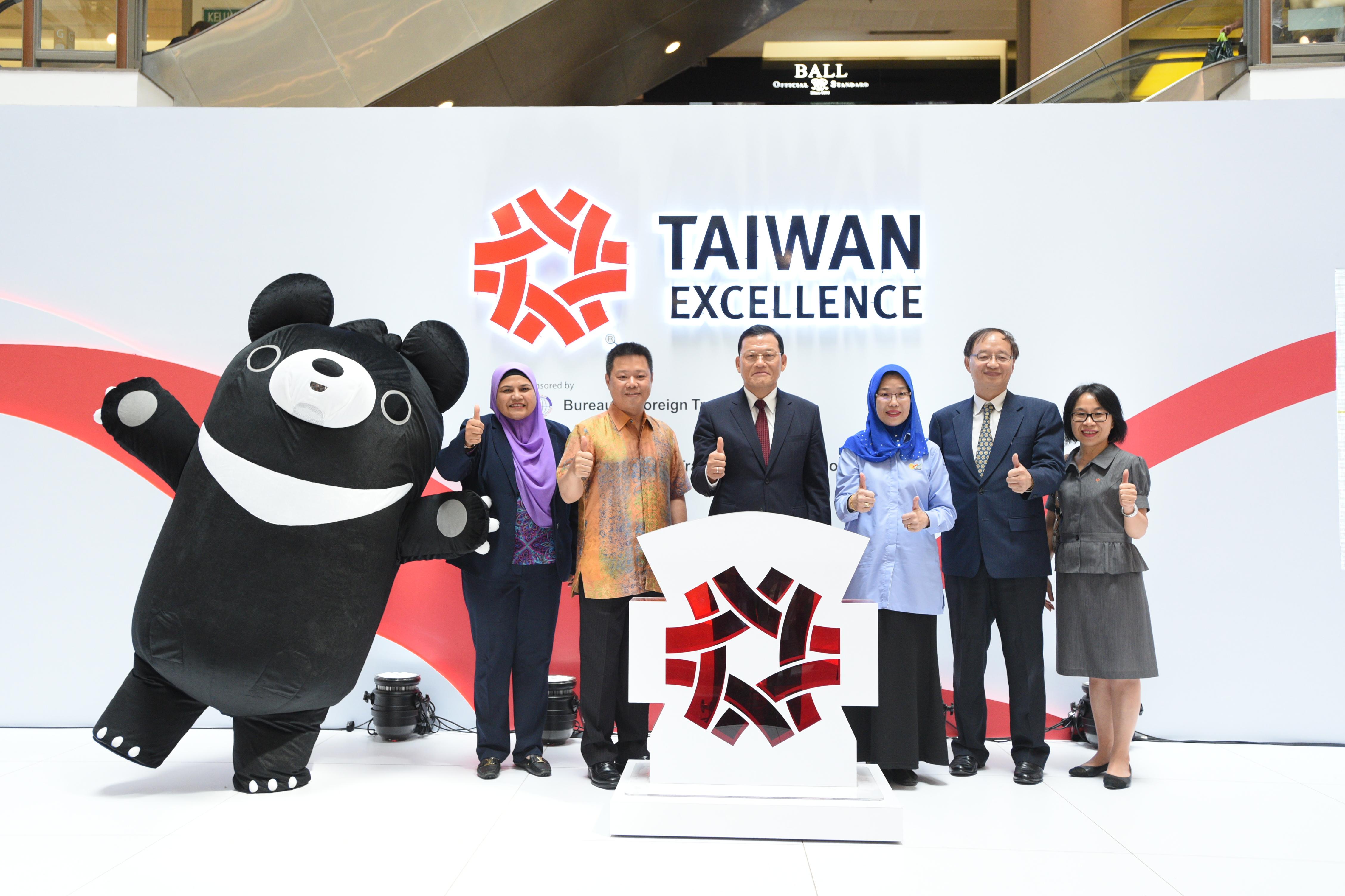 Wakil Chang, James Chi-Ping (tiga dari kiri) menghadiri Majlis Pembukaan Taiwan Excellence Pavilion di One Utama Shopping Centre pada 13 Julai, 2017