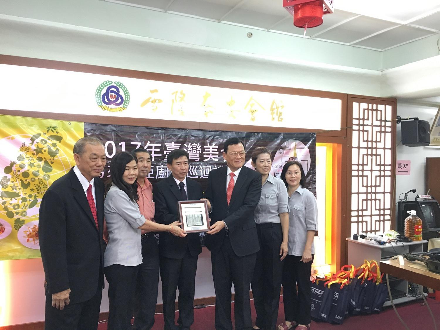 Wakil Chang, James Chi-ping (kanan tiga)  menghadiri Malaysia  2017 Tour Of Taiwan Gourmet Cuisines Majlis Perasmian Ceremonial dan  President Kang Beng Hooi (kiri empat) mengambil gambar dengan  memenangi pelajar.

