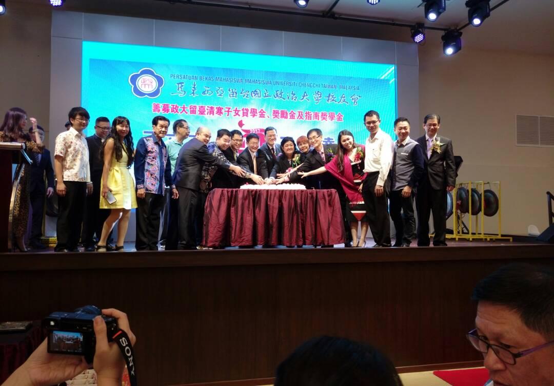 Wakil Chang, James Chi-ping (ketujuh kanan) dan  Persatuan Bekas Mahasiswa-mahasiswa Universiti Cheng Chi Taiwan, Malaysia ahli majlis pemotongan kek meraikan.