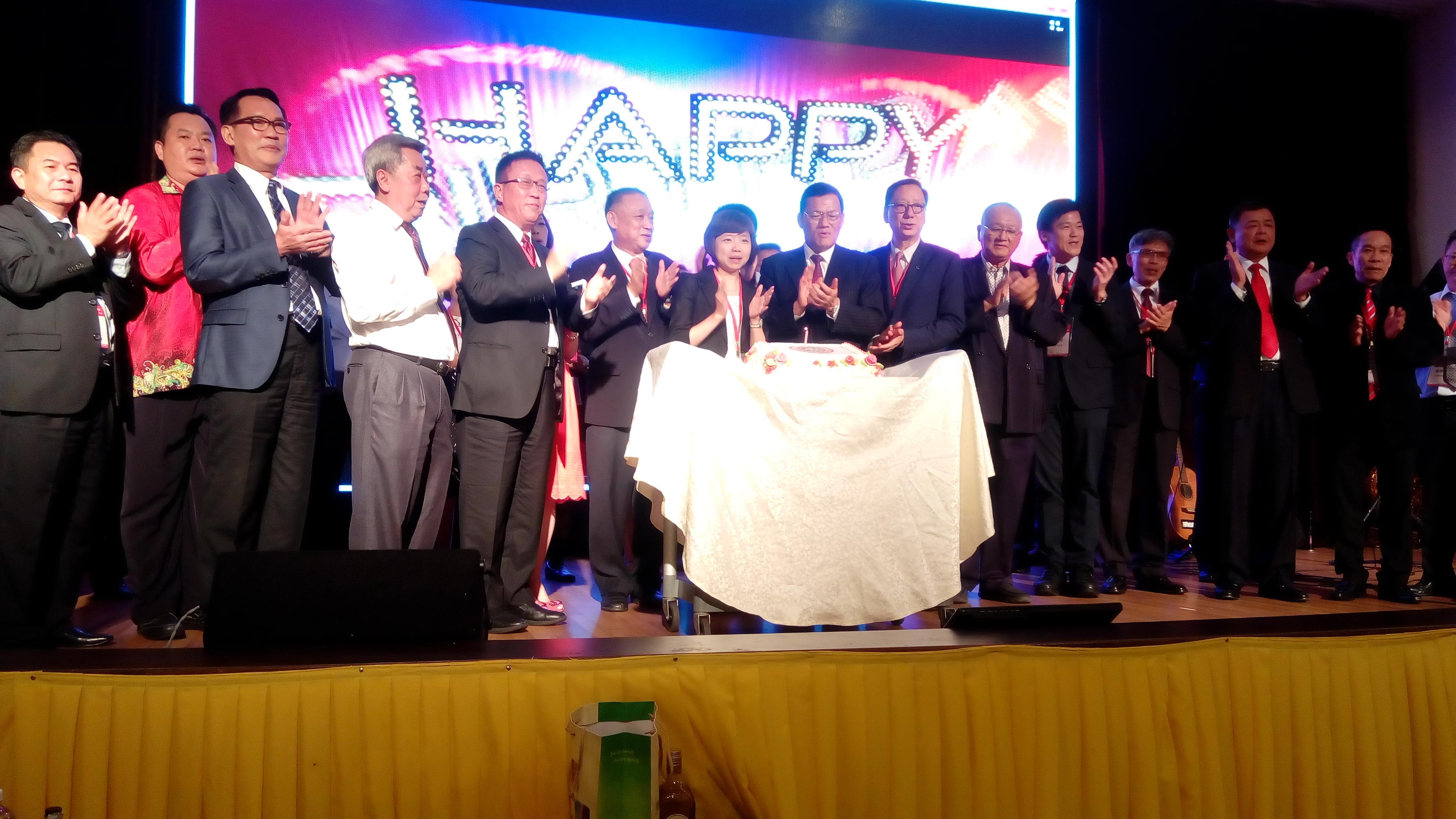 Wakil Chang, James Chi-ping (baris hadapan kiri lapan ) mengambil gambar dengan ahli  Persatuan Alumni Universiti Soochow Taiwan, Malaysia.
