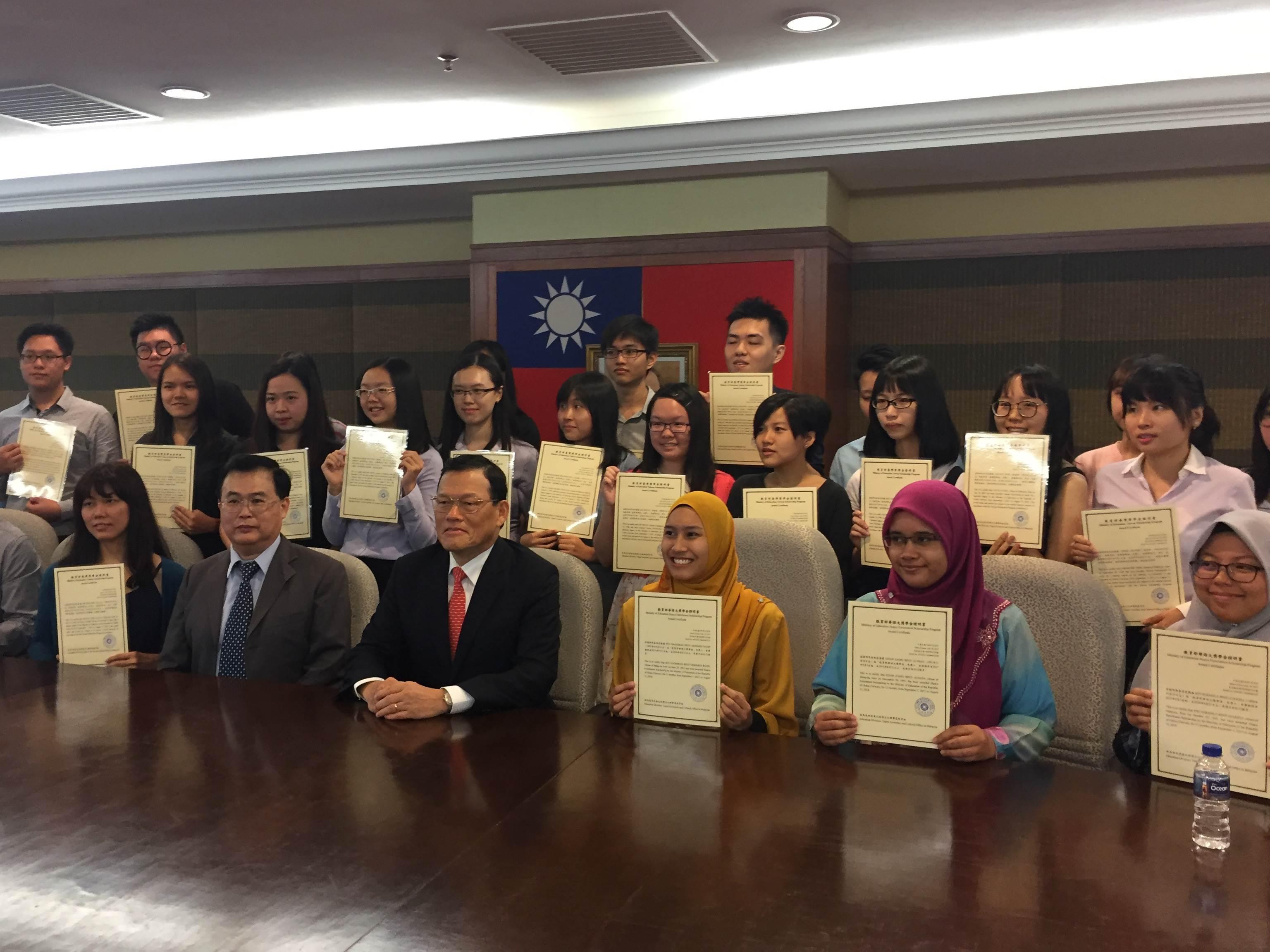Wakil Chang, James Chi-ping mengambil gambar dengan para penerima Biasiswa Kementerian Pendidikan Taiwan  and Biasiswa Huayu Enrichment.  