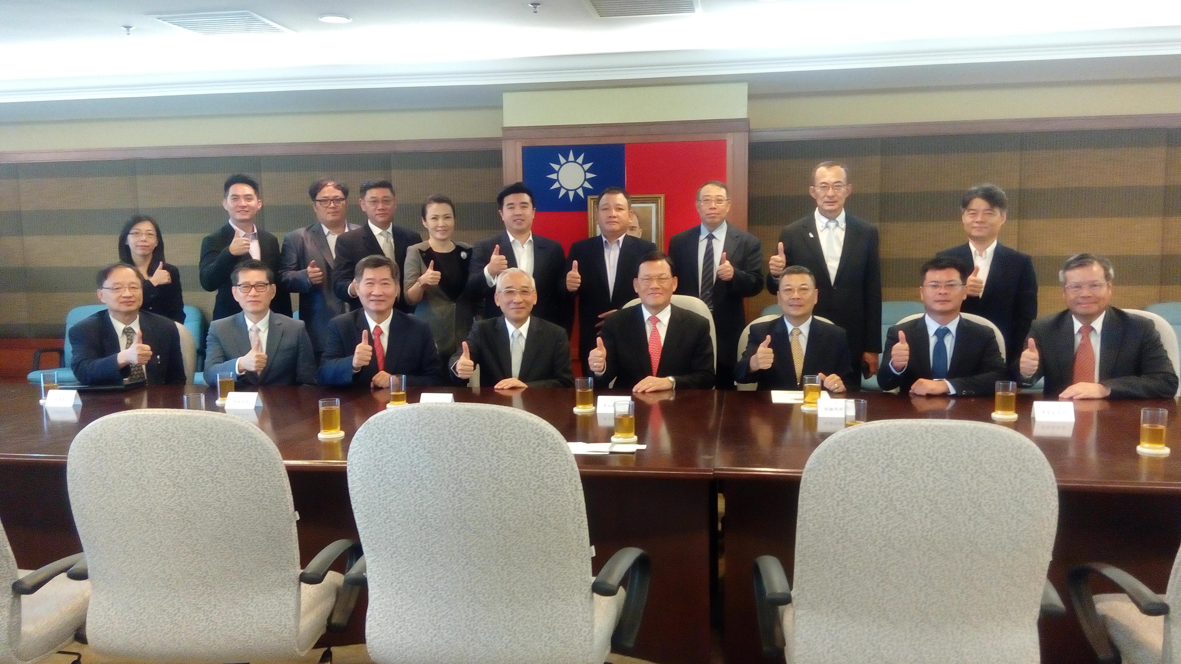 Wakil Chang, James Chi-Ping (barisan tempat duduk,kanan empat) dan Taipei Investors' Association in Kuala Lumpur majlis mengambil gambar.
