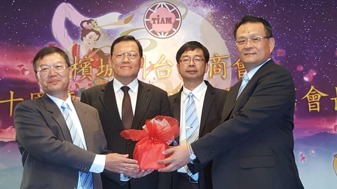 Wakil Chang, James Chi-Ping (kiri dua) menyaksikan  Taipei Investors' Association in Penang Majlis penyerahan presiden.