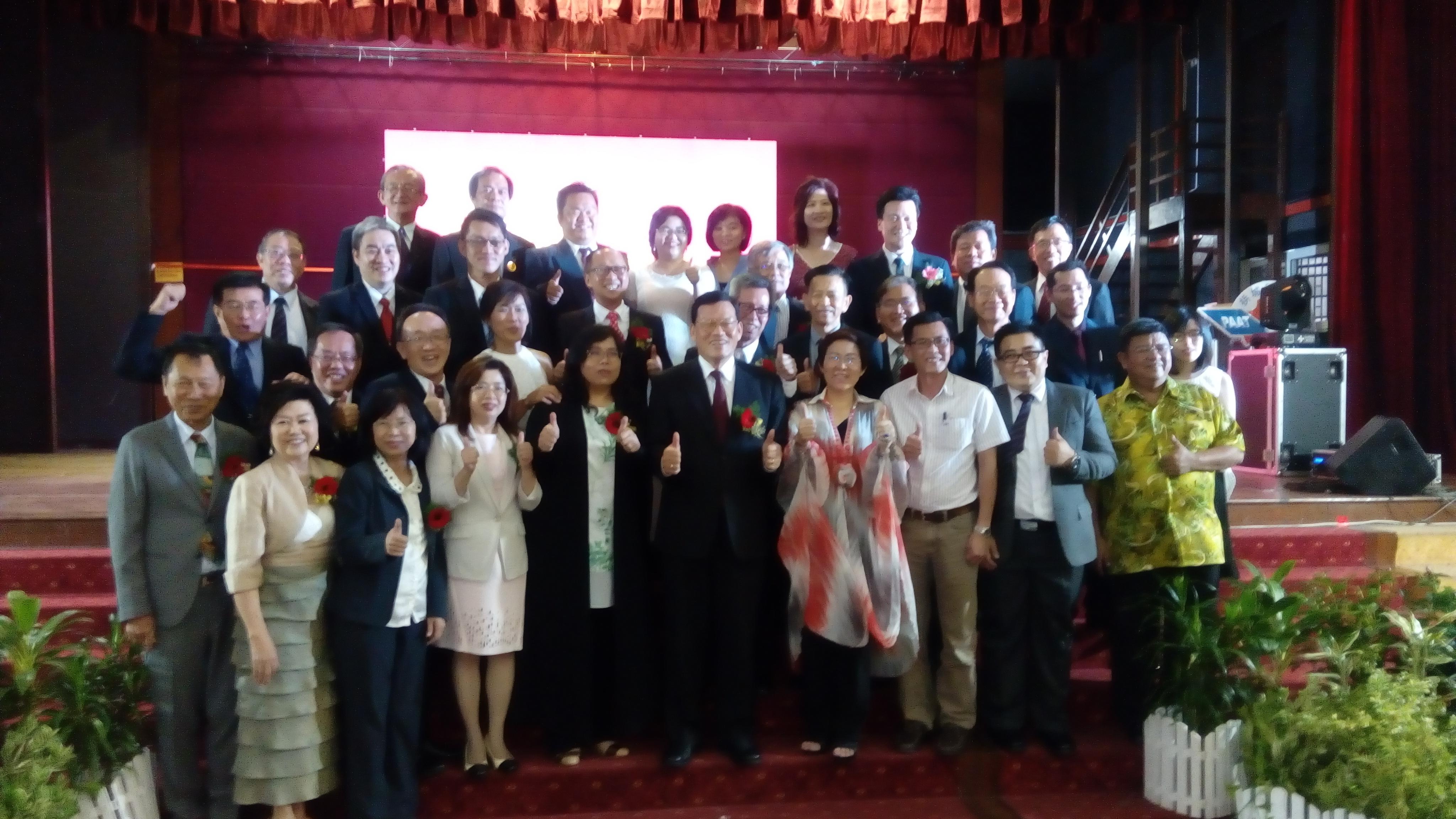 Wakil Chang, James Chi-ping (barisan hadapan lima kanan) menghadiri ulang tahun ke-41 Persatuan Siswazah-siswazah Taiwan Pulau Pinang dan mandarin night dengan VIP mengambil gambar bersama-sama.