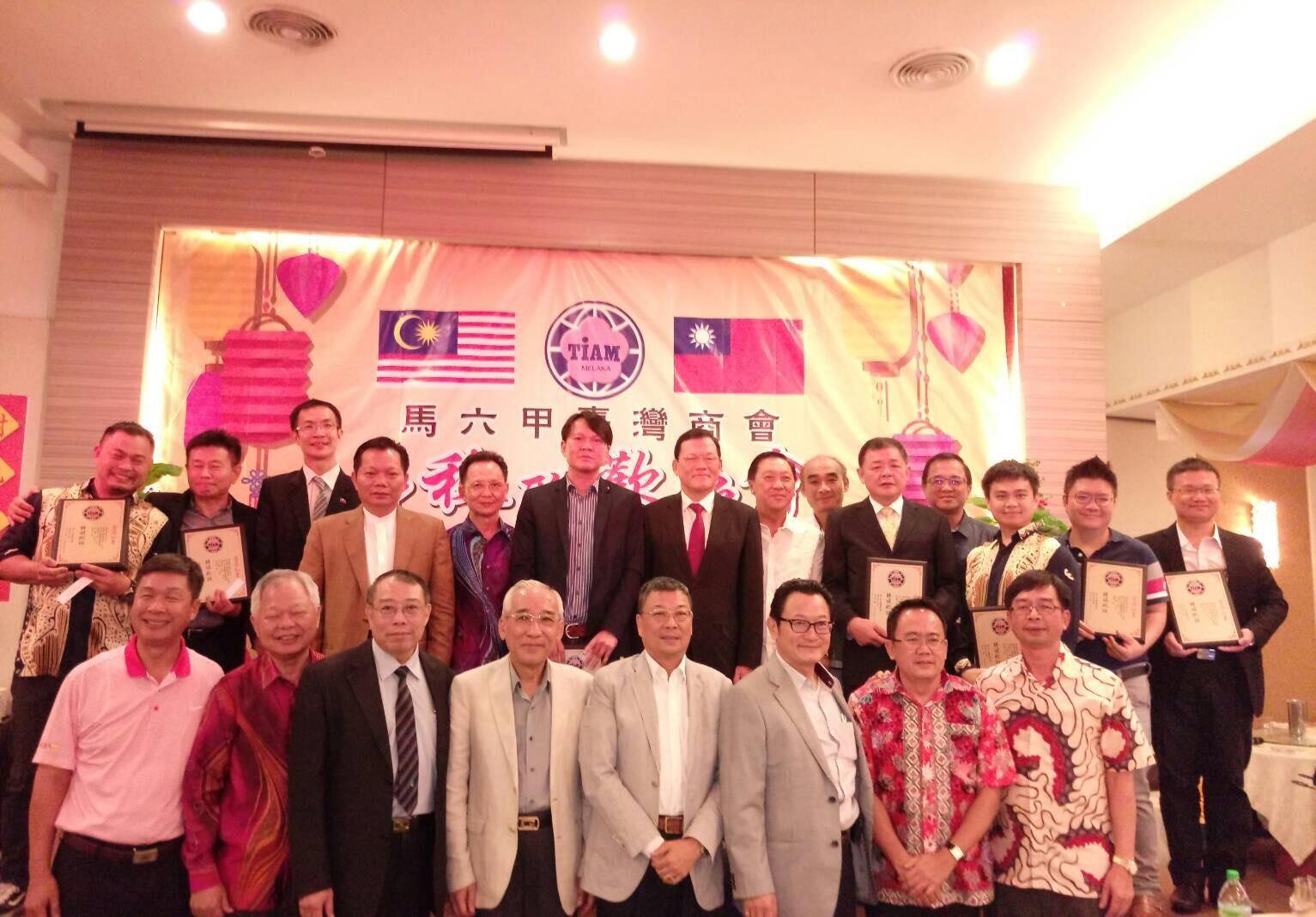 Wakil Chang, James Chi-Ping dengan Melaka Standing Committee, Persident Jasin Wu dan semua majlis mengambil gambar.
