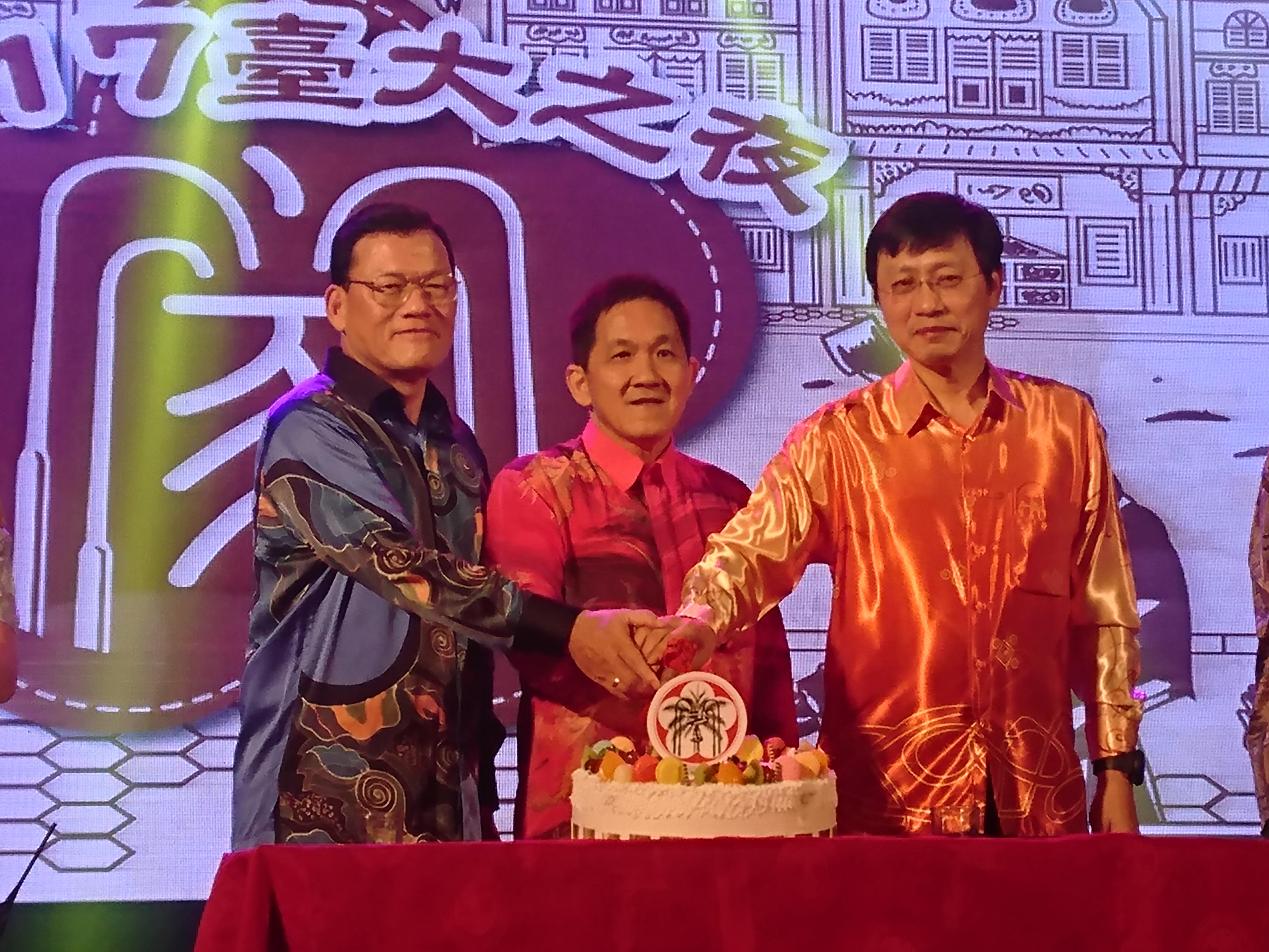 Wakil Chang, James Chi-ping (kiri) dan President How Kang Sing (tengah), Interim President Dr Kuo Tei Wei (kanan) pemotongan kek meraikan ulang tahun ke-44 Persatuan Siswazah-siswazah Universiti Kebangsaan Taiwan, Malaysia.

