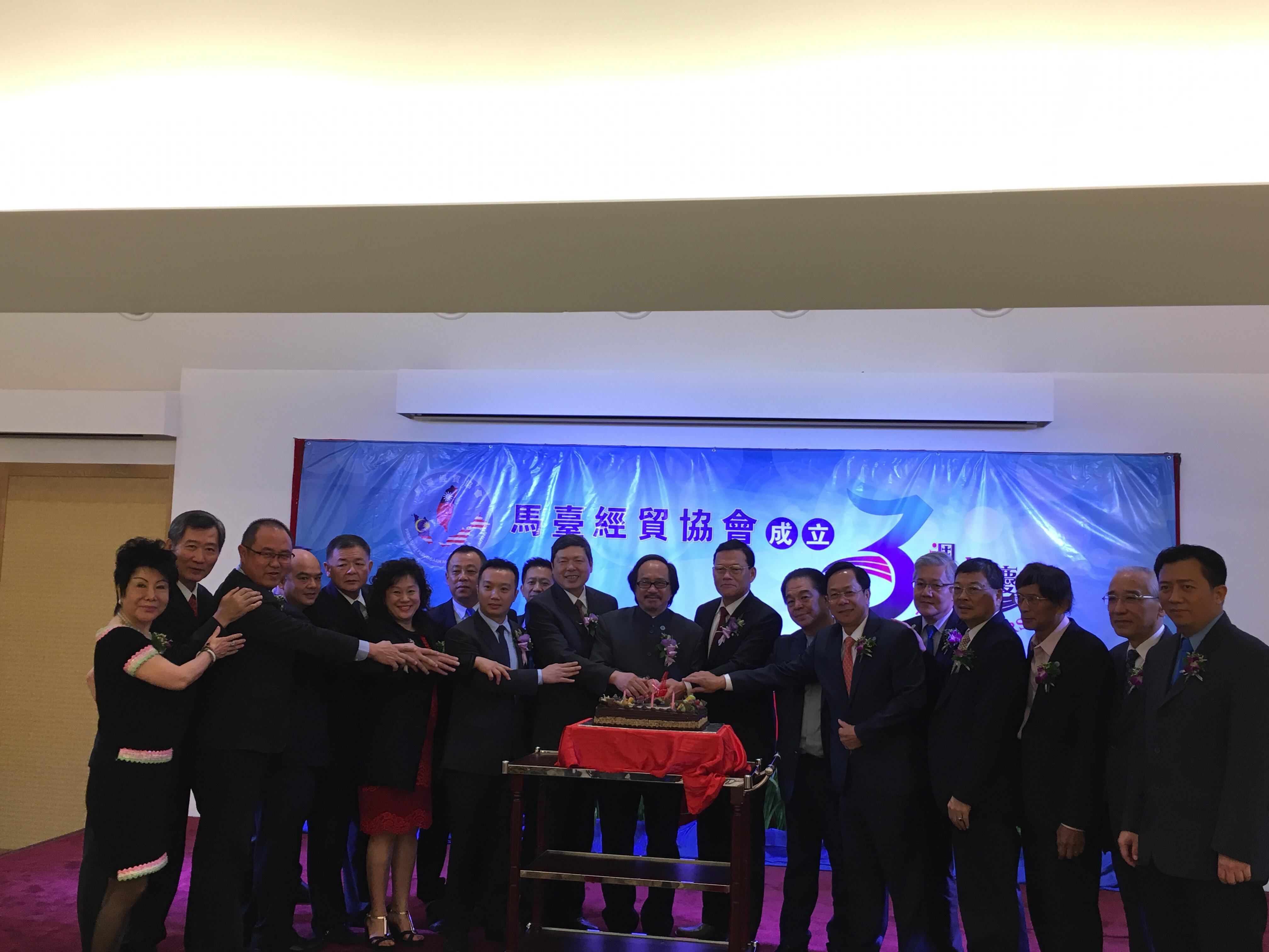 Wakil Chang, James Chi-Ping(kanan, lapan) menghadiri forum「The prospect for Malaysia-Taiwan trade」 daripada Mal Tai Holdings Sdn Bhd dan mengambil gambar bersama-sama
