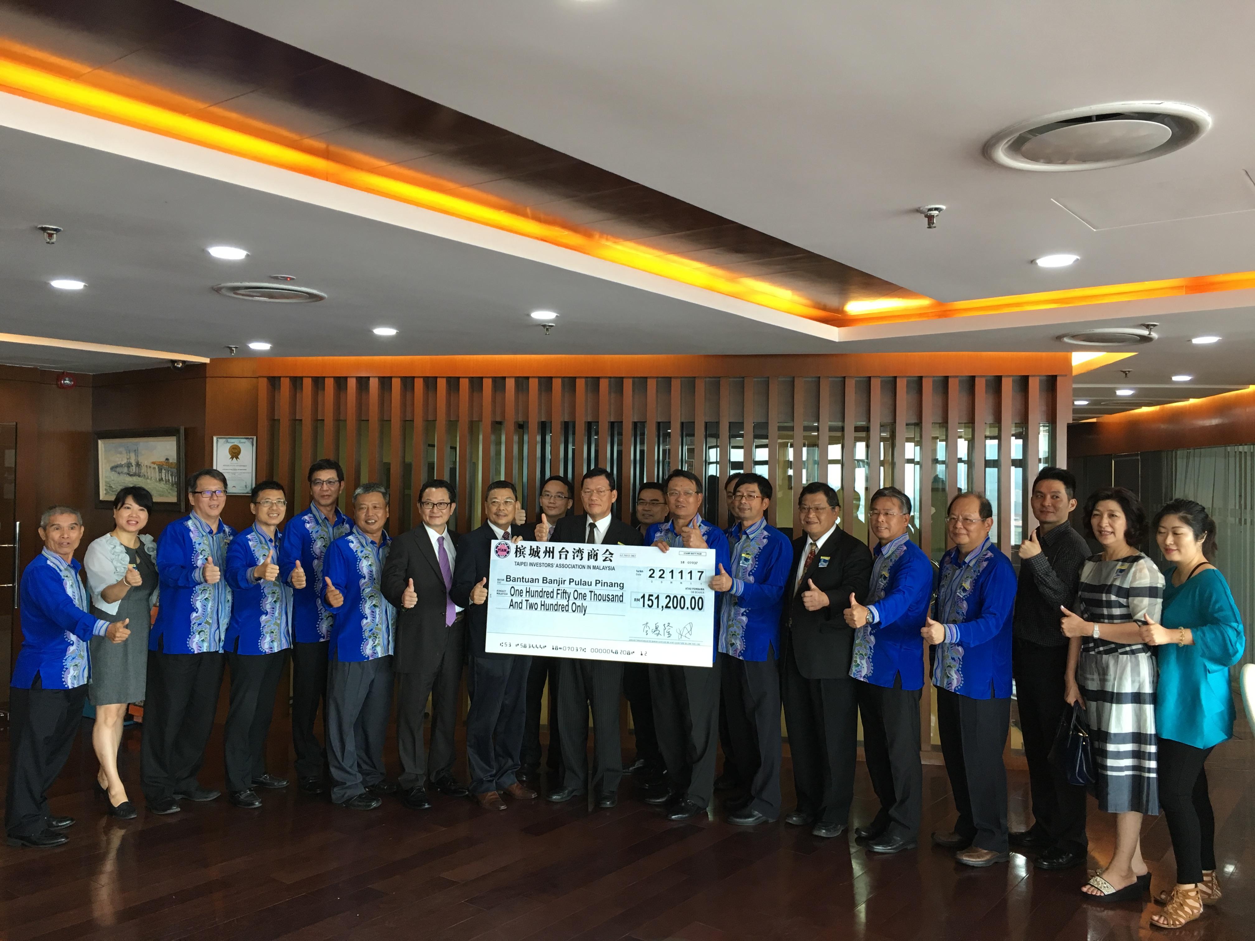 Wakil Chang, James Chi-ping mengambil gambar dengan Taipei Investors` Association in Malaysia.