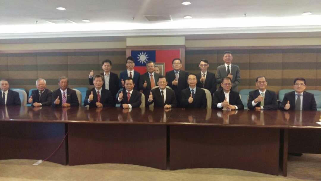 Wakil Chang, James Chi-ping (barisan depan, lima kanan) mengambil gambar dengan  ASIA TAIWANESE CHAMBERS OF COMMERCE.
