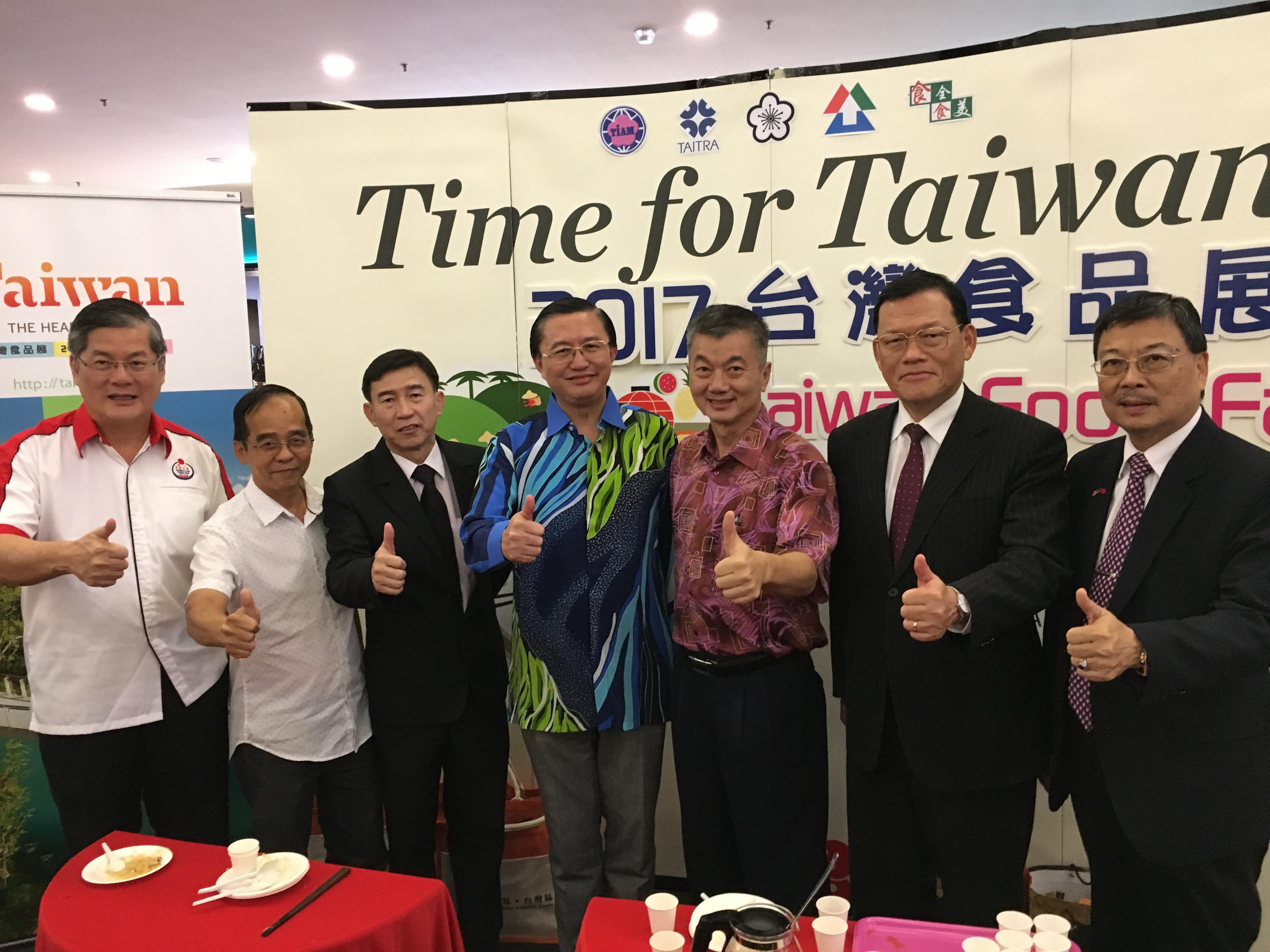 Wakil Chang, James Chi- ping (kanan, dua) dan Datuk Tee Siew Kiong (kanan, empat) menghadiri Johor Bahru KSL City Mall " Taiwan Food Fair 2017 ".
