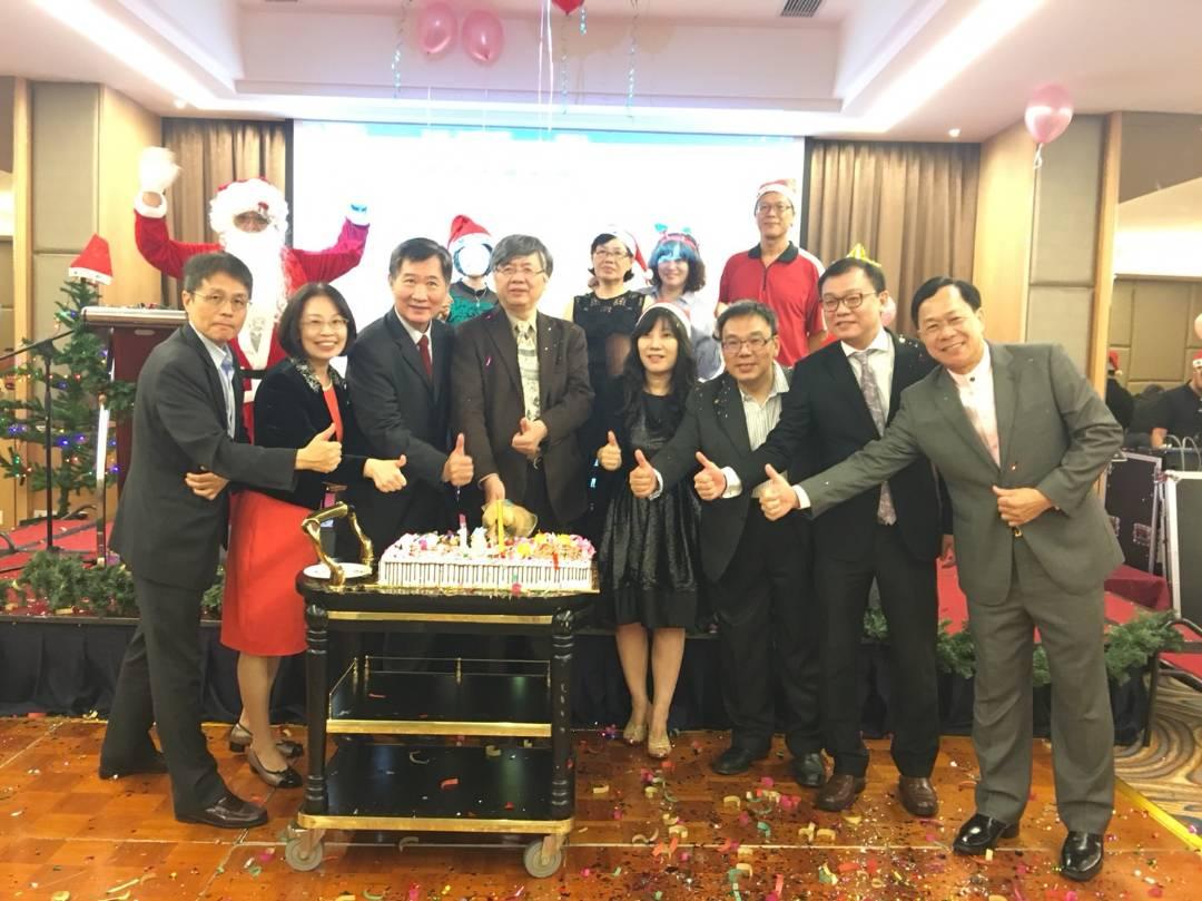 Timbalan wakil Michael S.Y. Yiin(ke-3 dari kiri) mengambil gambar dengan Pengetua Fu Jen Catholic Universiti, Han-Sun Chiang (ke-4 dari kiri) dan Pengerusi “Global Alumni”, Chen Hsiao Chuan  (ke-5 dari kiri) serta tetamu yang menghadir ke “Fu Jen Catholic University Alumni Association 2017”. 
