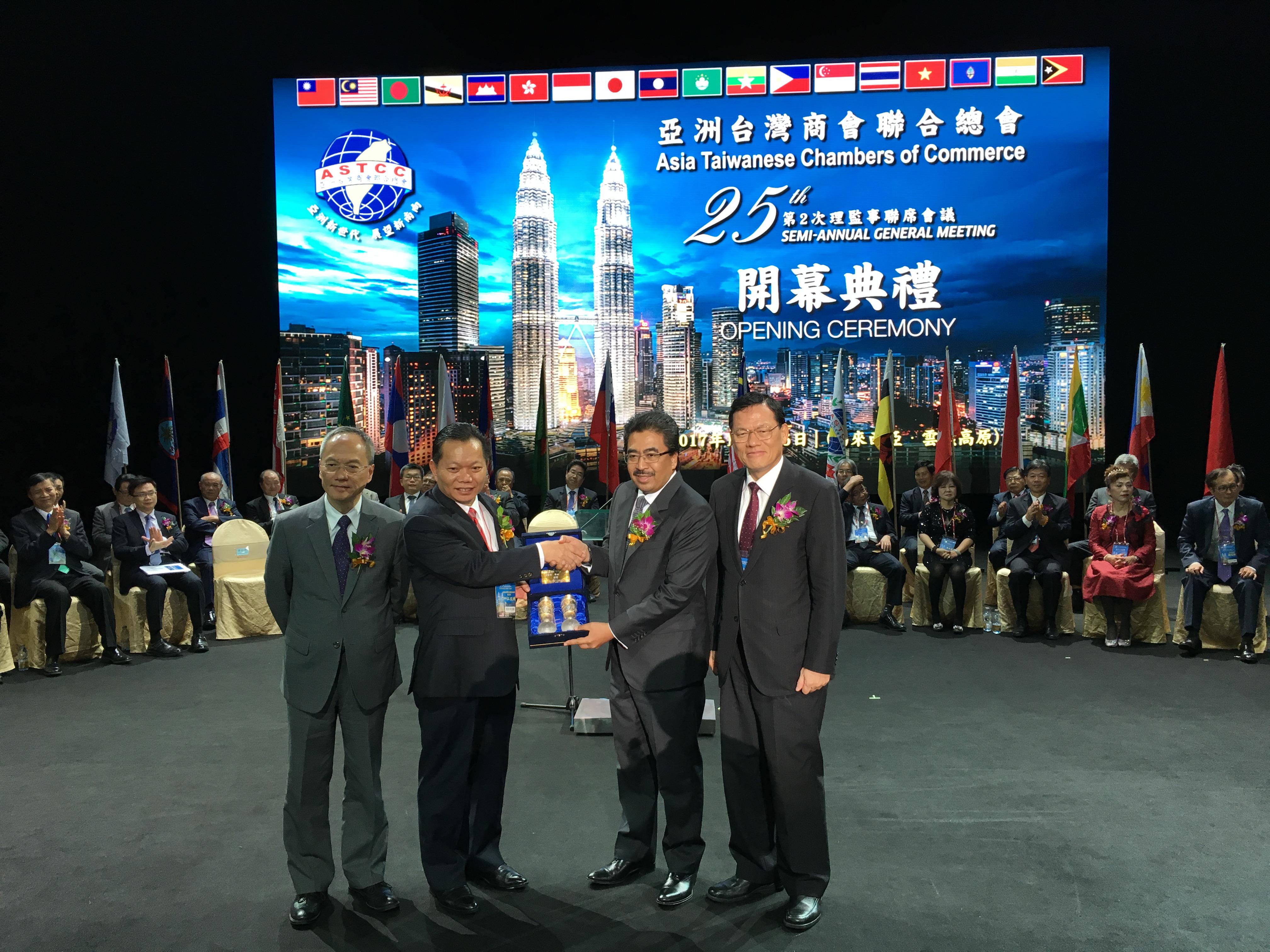 Wakil Chang, James Chi-ping (pertama dari kanan) mengambil gambar dengan wakil Perdana Menteri, Johari Abdul Ghani (kedua dari kanan), Presiden Persatuan Perdagangan Asia Taiwan, Dato’ Allen Chiang (kedua dari kiri) dan ketua Majlis Hal Ehwal Komuniti Luar Negara, Wu Xin Xing (pertama dari kiri).