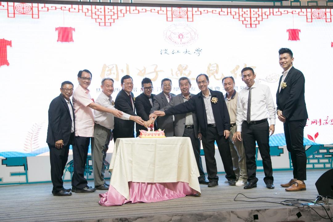 Wakil Chang, James Chi-ping (kiri tujuh) mengambil gambar dan potong kek dengan ahli  Persatuan Alumni Universiti Tamkang Taiwan, Malaysia.