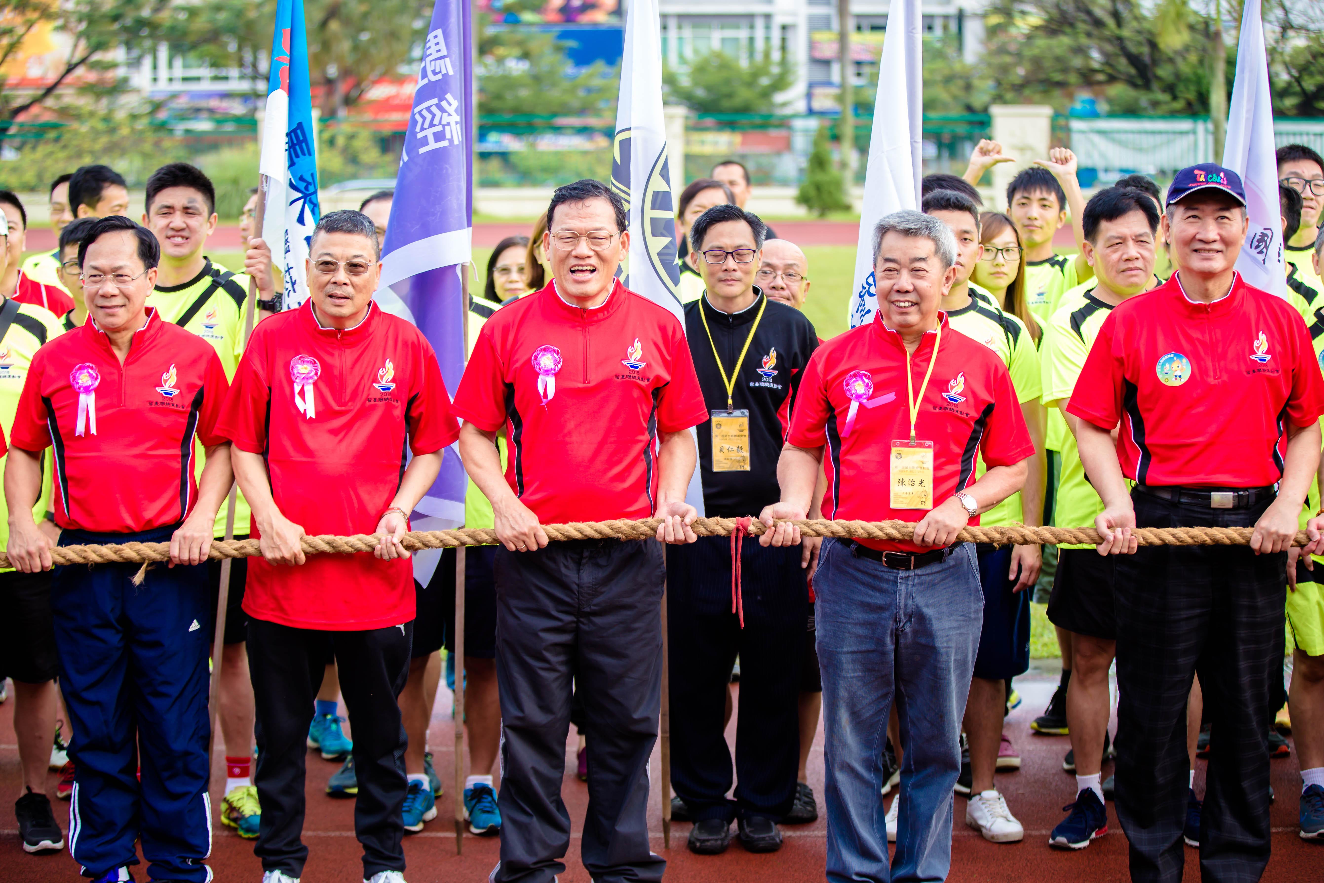 Wakil Chang, James Chi-ping menghadiri Gabungan Persatuan Alumni Universiti Taiwan, Malaysia Majlis Perasmian Ceremonial mengabil gambar dengan VIP dan peserta.