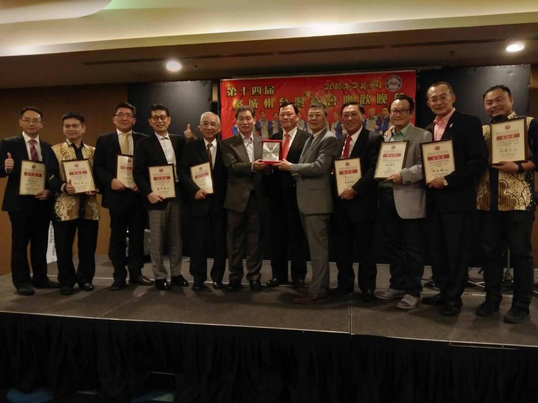 Wakil Chang, James Chi-ping menghadiri Taipei Investors` Association in Malaysia 14 sesi 2 mesyuarat jamuan. (Kanan enam)
