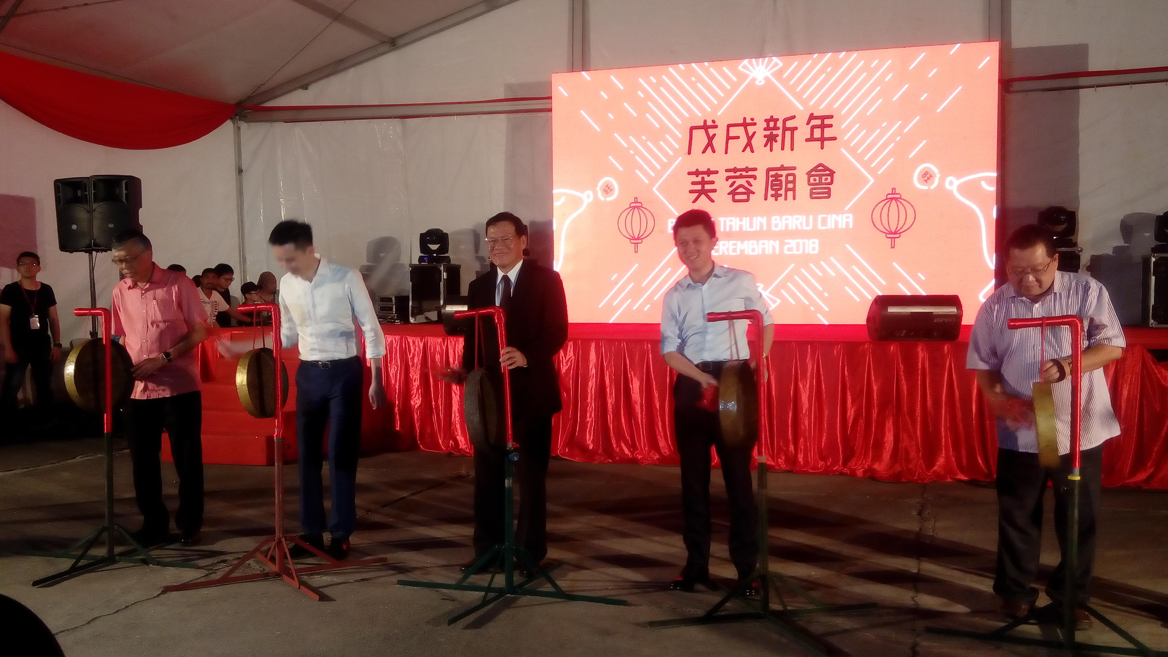 Wakil Chang, James Chi-ping dan  YB Senator Tuan Chong Sin Woon dengan VIP Majlis pembukaan tap gong bersama-sama.