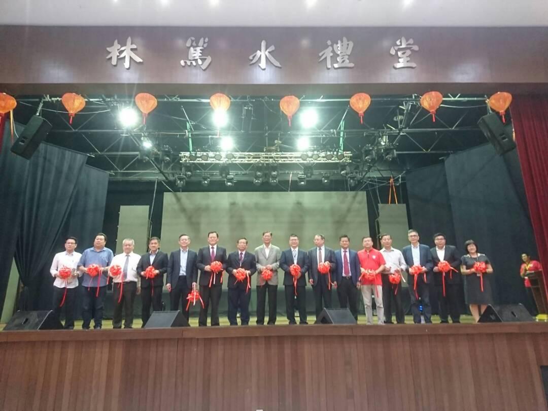 Wailk Chang, James Chi-ping mengambil gambar dengan pihak penganjur and tetamu kehormat di “2018 Taiwan Further Education Fair”.