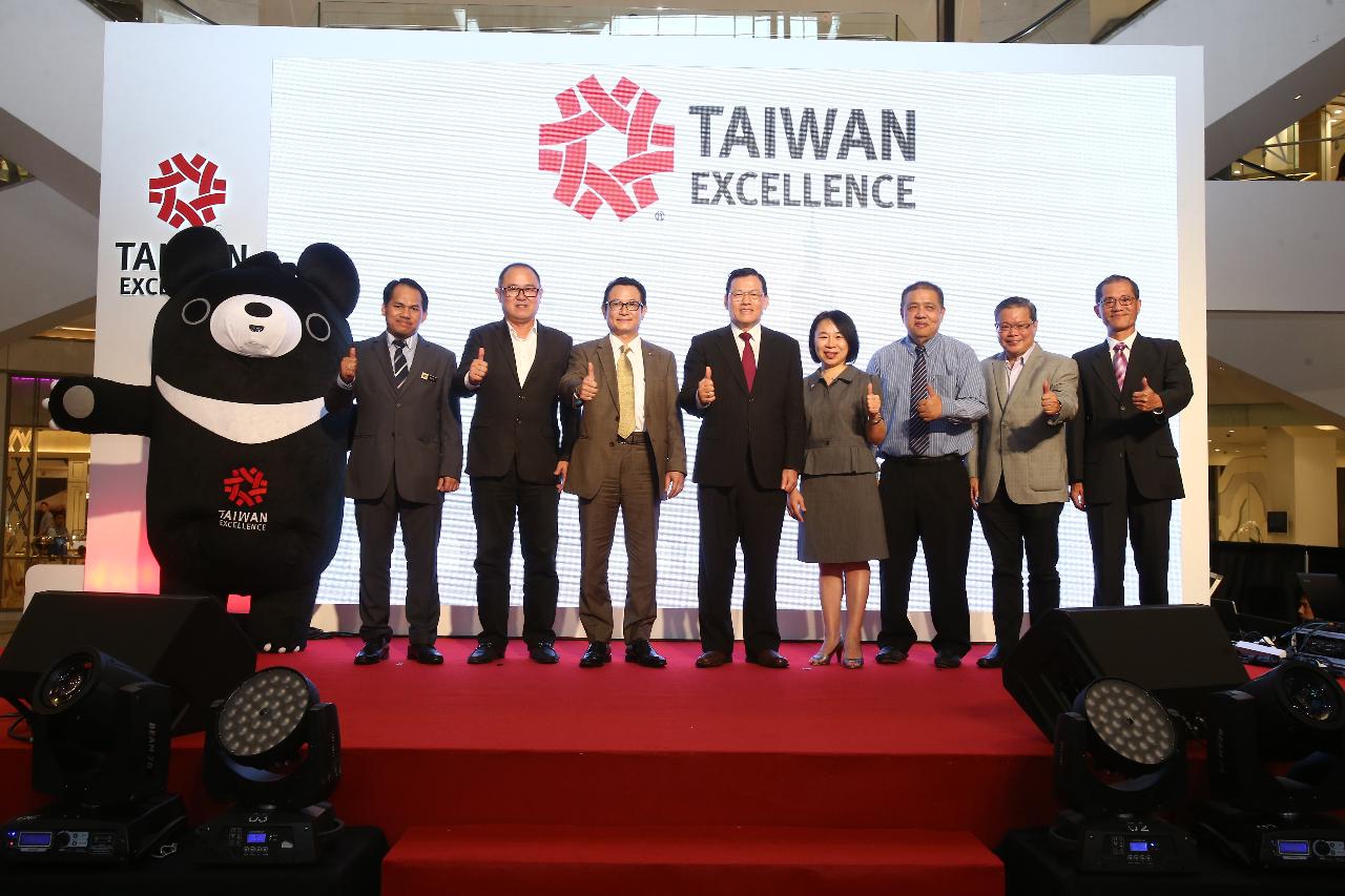 Wakil Chang, James Chi-Ping (tengah) menghadiri Majlis Pembukaan Taiwan Excellence Campaign di Pavilion KL pada 4 Mei 2018.