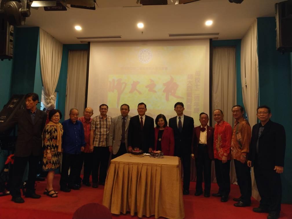 Wakil Chang, James Chi-ping (kanan tujuh) menghadiri Persatuan Mahasiswa-Mahasiswa Taiwan Normal Universiti Selangor Malaysia Jamuan dan mengambil dengan VIP.