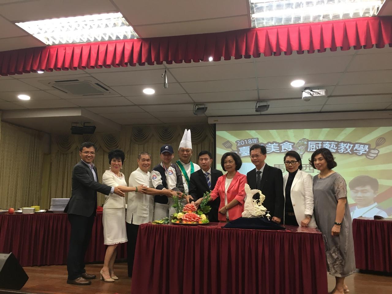Wakil Anne Hung (kanan empat) menghadiri Malaysia 2018 Tour Of Taiwan Gourmet Cuisines menjalankan Majilis Perasmian Ceremonial dengan VIP.